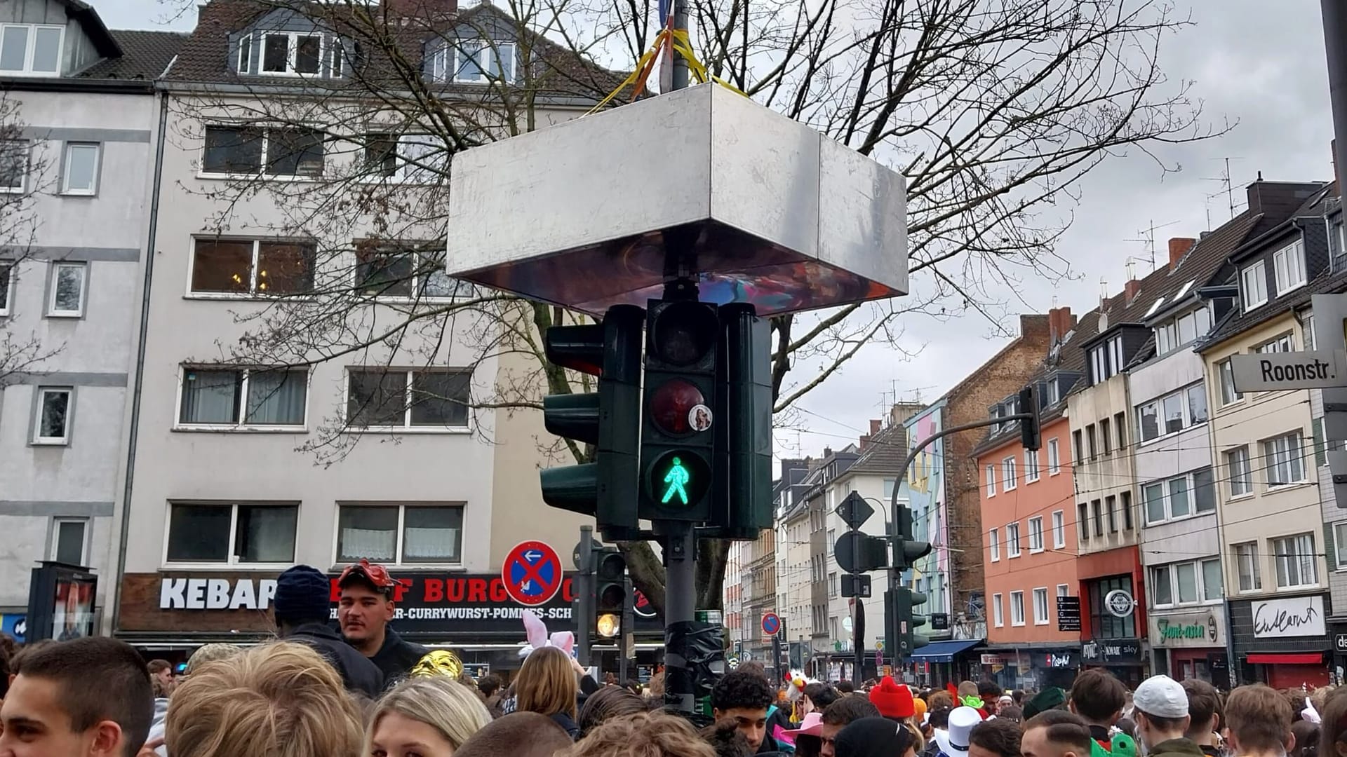 Ein Ampelmast an der Roonstraße wurde mit einem Überbau versehen.