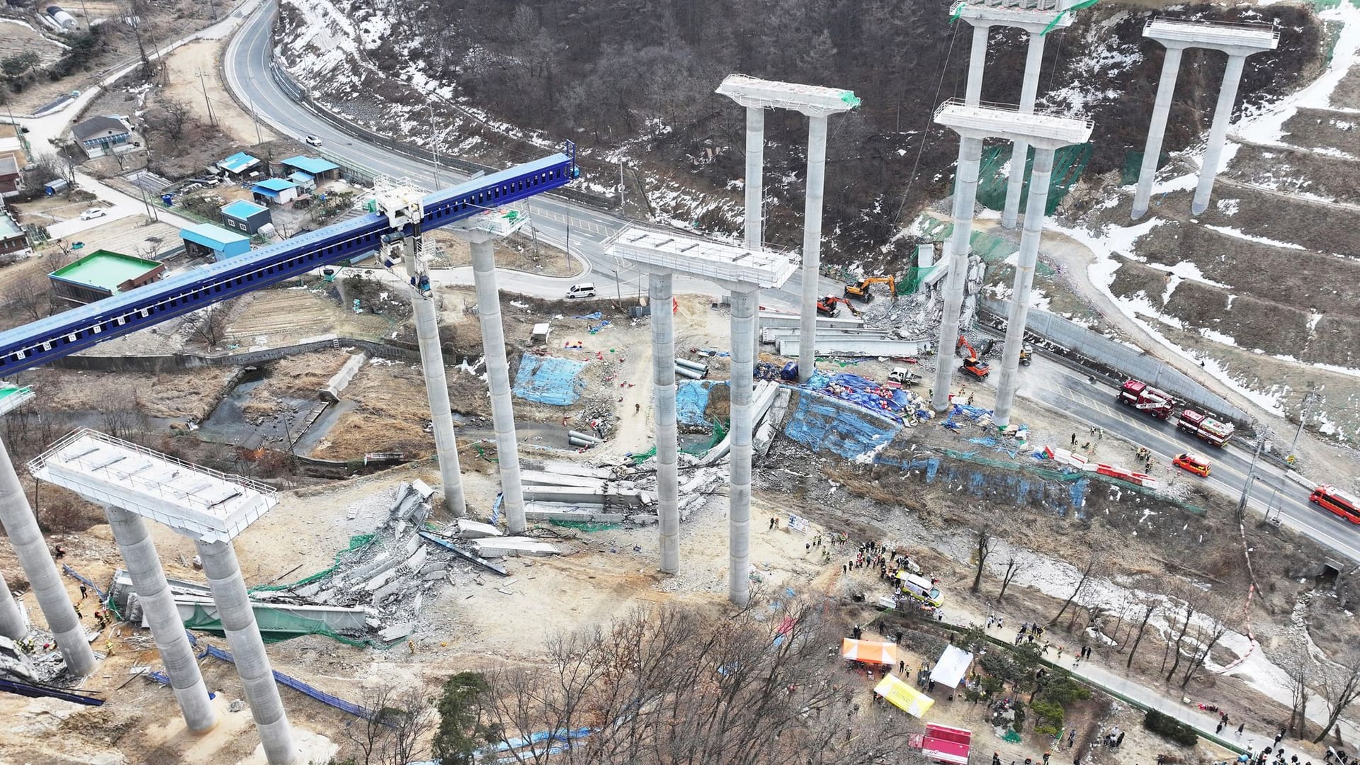 Brückeneinsturz auf Autobahnbaustelle in Südkorea