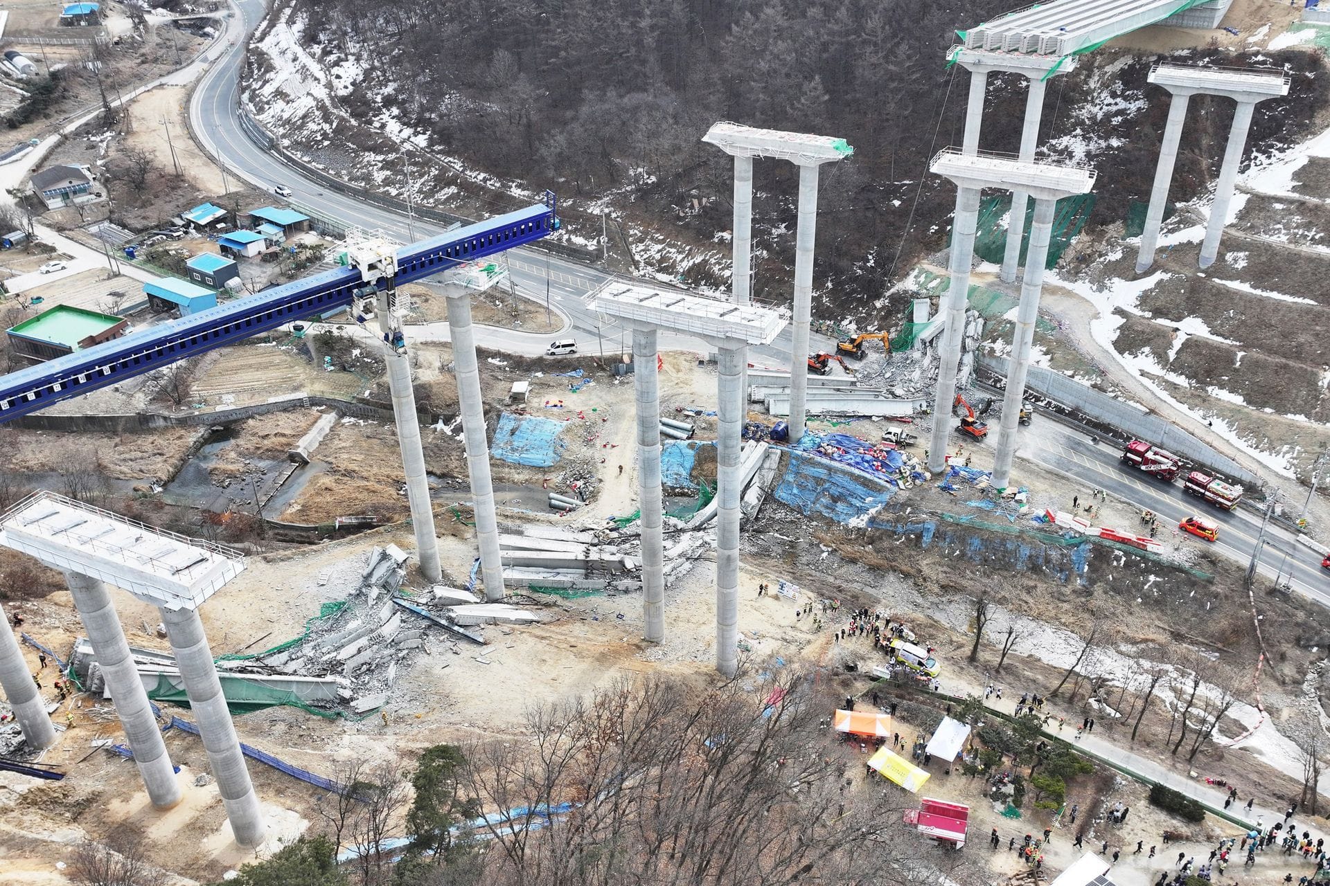 Brückeneinsturz auf Autobahnbaustelle in Südkorea