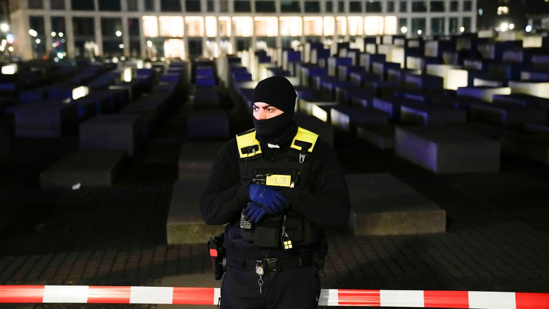 Mann am Holocaust-Denkmal in Berlin schwer verletzt