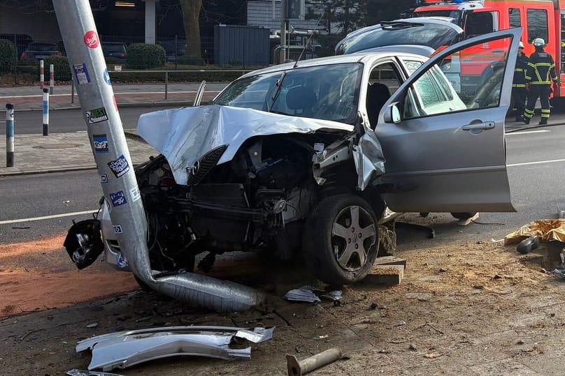 Das zerstörte Auto steht vor der Laterne: Eine ältere Frau ist am Dienstag bei einem schweren Unfall in Hamburg gestorben.
