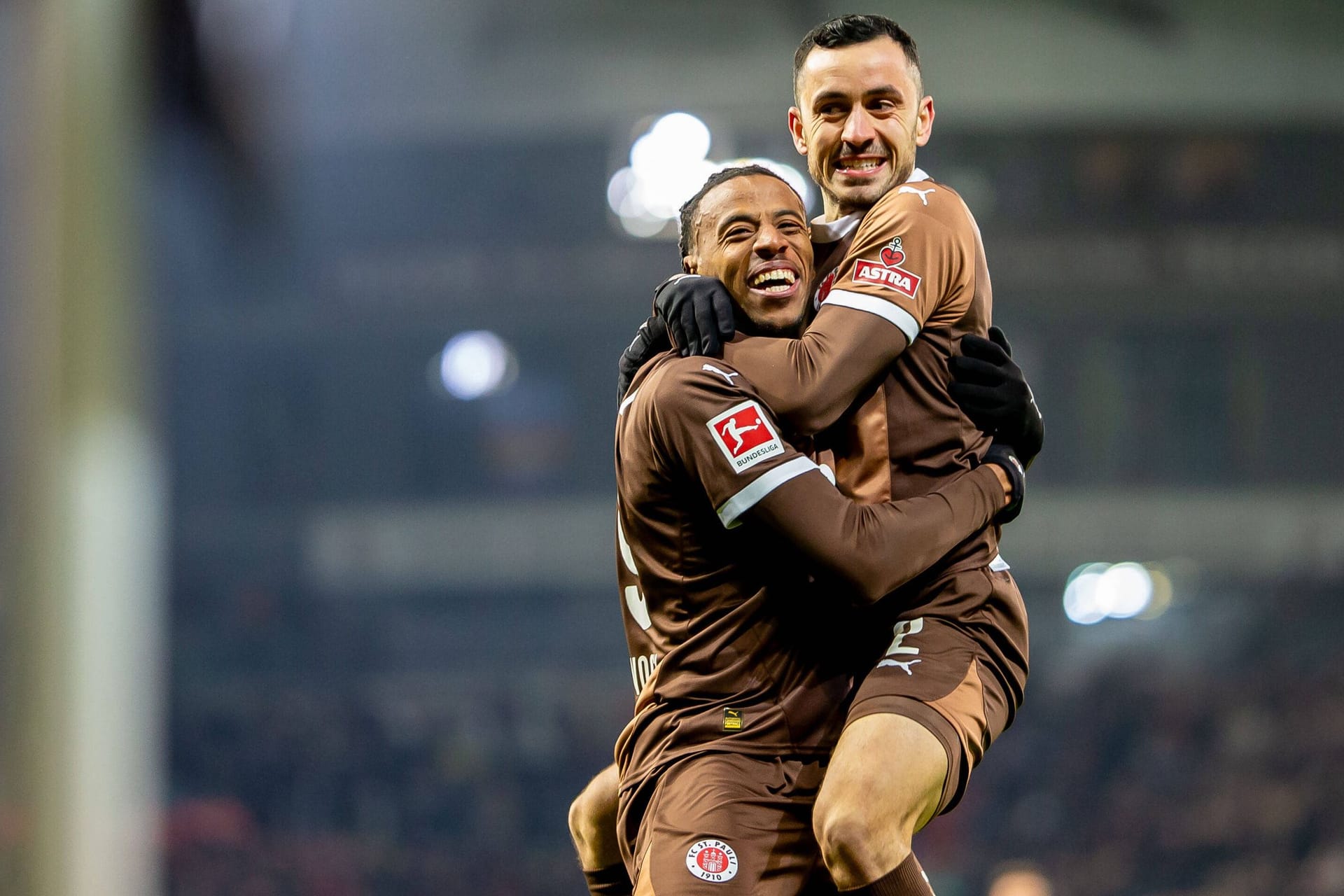 Gegen Union Berlin jubelten Morgan Guilavogui (l.) und Manolis Saliakas noch gemeinsam: Nun haben sich die Stammspieler des FC St. Pauli verletzt.