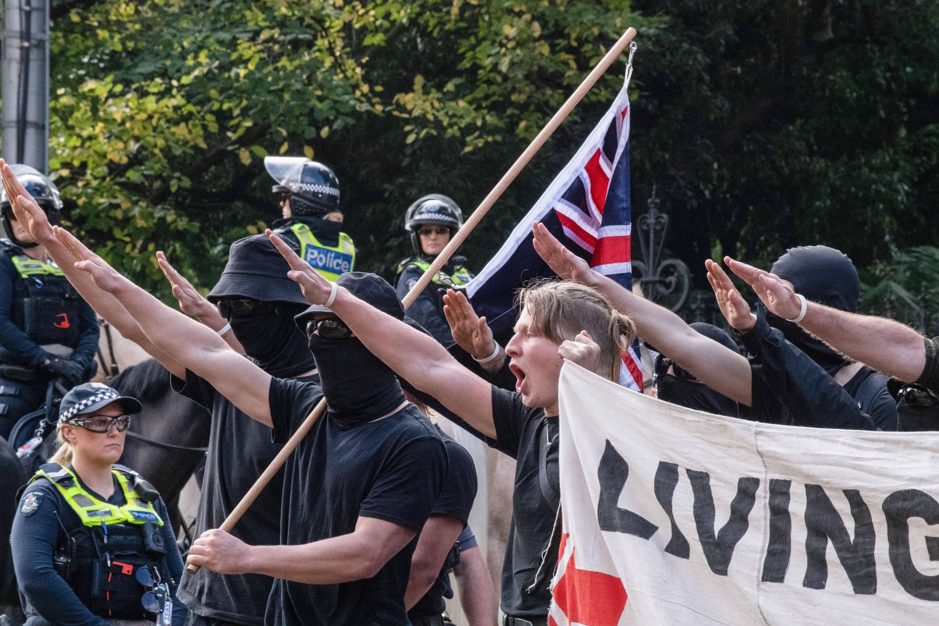 Neonazis bei einer Demonstration 2023 in Melbourne: Mittlerweile ist der Hitlergruß in Australien verboten, jetzt wurde auch eine Mindeststrafe eingeführt.