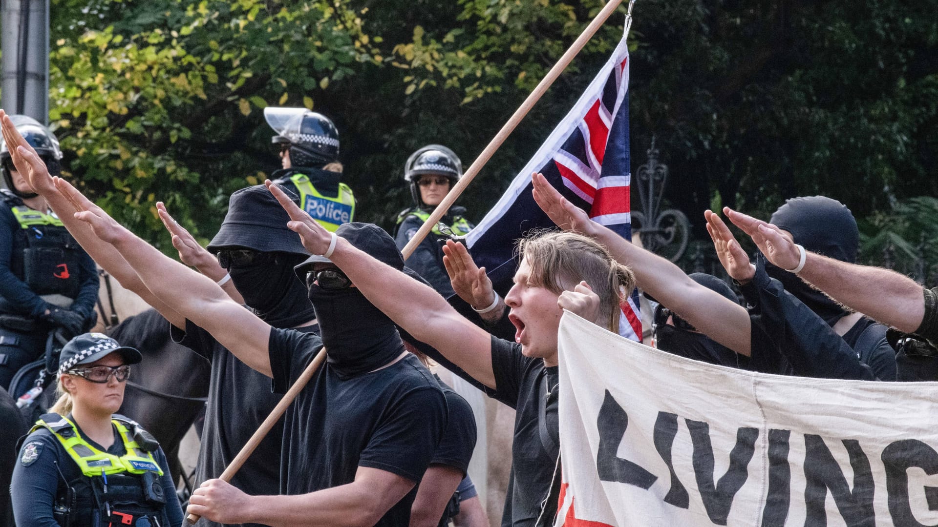 Neonazis bei einer Demonstration 2023 in Melbourne: Mittlerweile ist der Hitlergruß in Australien verboten, jetzt wurde auch eine Mindeststrafe eingeführt.