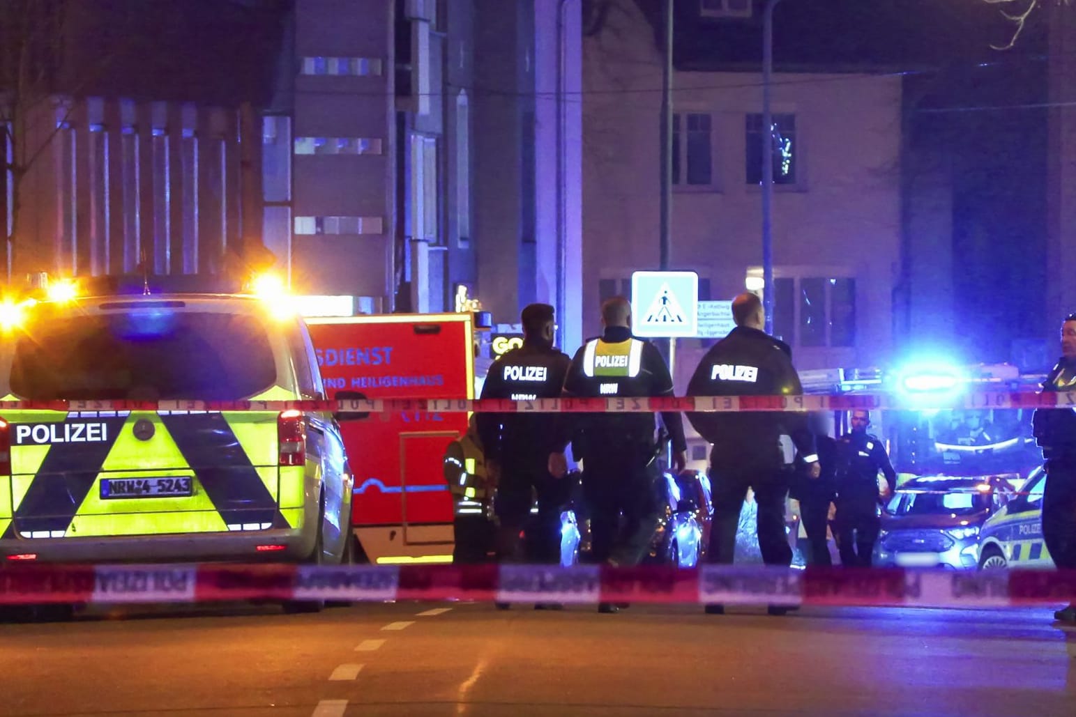 Nach einer Messerattacke in der Ratinger Innenstadt hat es einen Großeinsatz gegeben. Dabei wurde der mutmaßliche Täter lebensgefährlich verletzt.