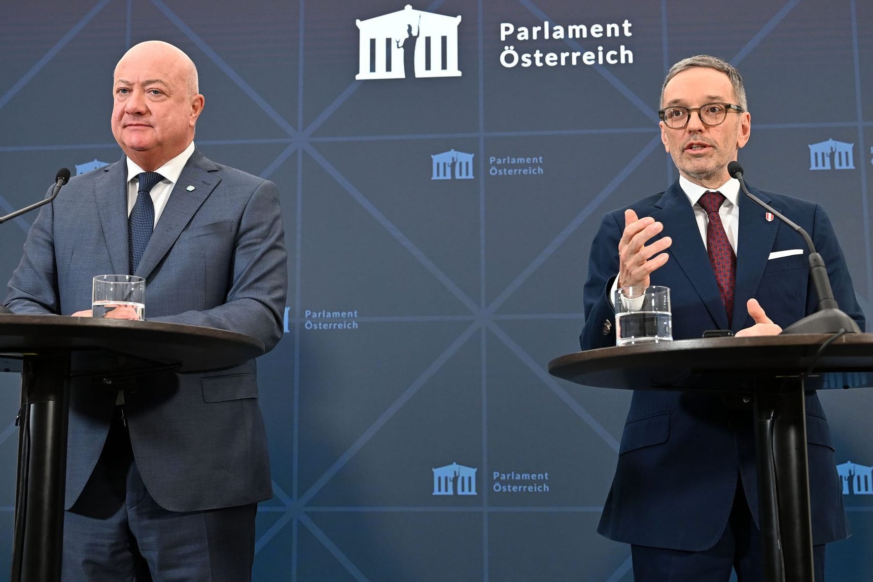 ÖVP-Chef Christian Stocker (l) und FPÖ-Chef Herbert Kickl geben im Auditorium des Parlaments ein Pressestatement zu den Koalitionsgesprächen (Archivbild): An der Frage, wer das Innenministerium bekommt, könnten die Koalitionsverhandlungen scheitern.