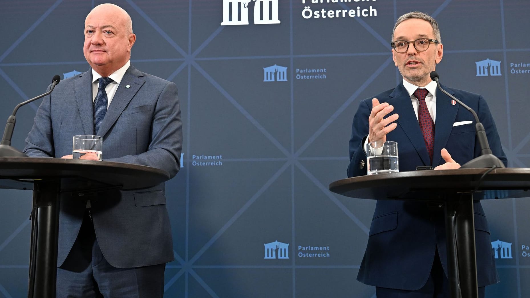 ÖVP-Chef Christian Stocker (l) und FPÖ-Chef Herbert Kickl geben im Auditorium des Parlaments ein Pressestatement zu den Koalitionsgesprächen (Archivbild): An der Frage, wer das Innenministerium bekommt, könnten die Koalitionsverhandlungen scheitern.