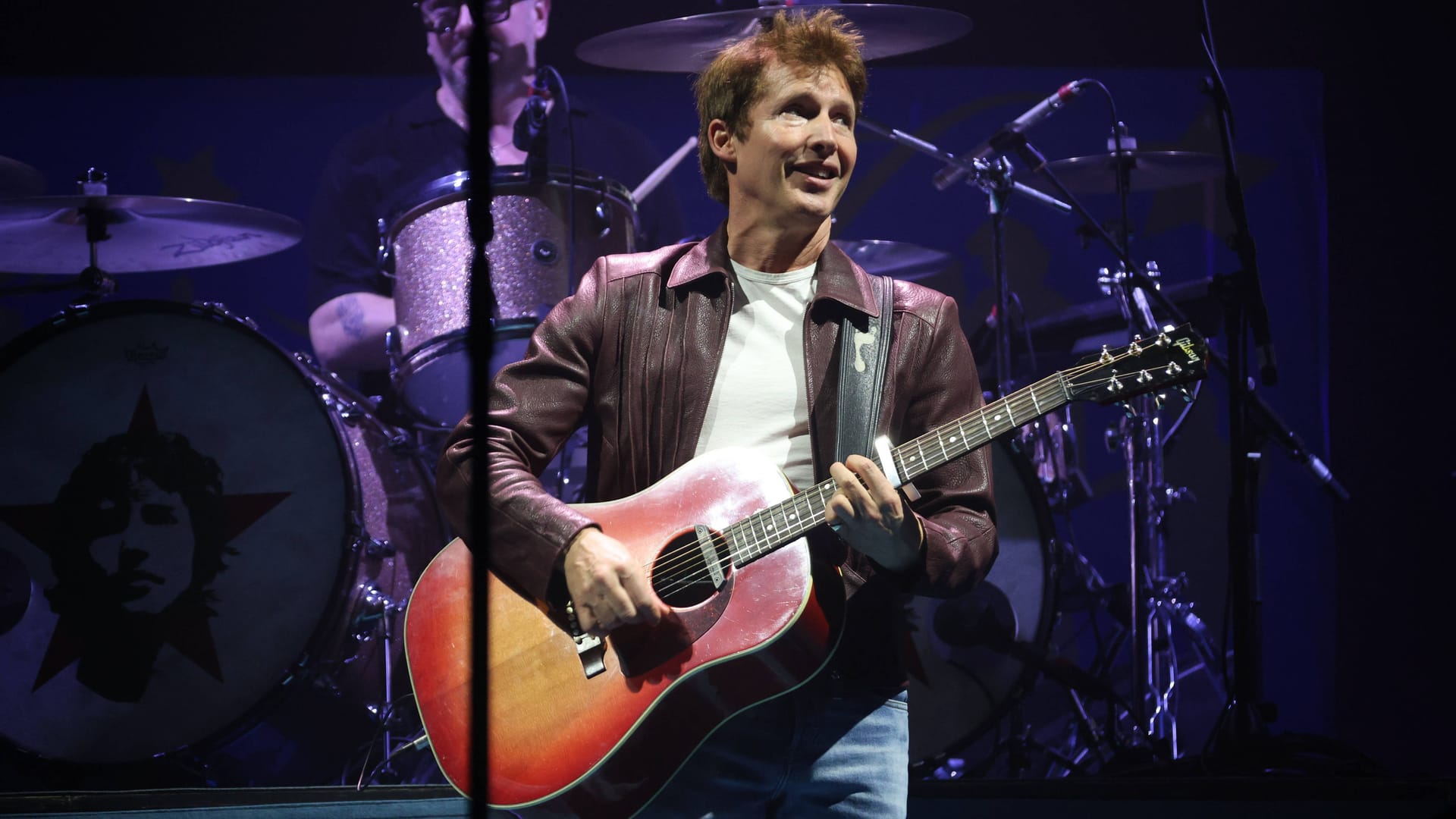 Sieht auf der Bühne immer noch taufrisch aus: James Blunt ist derzeit mit seiner "20th Anniversary of Back to Bedlam"-Tour unterwegs.