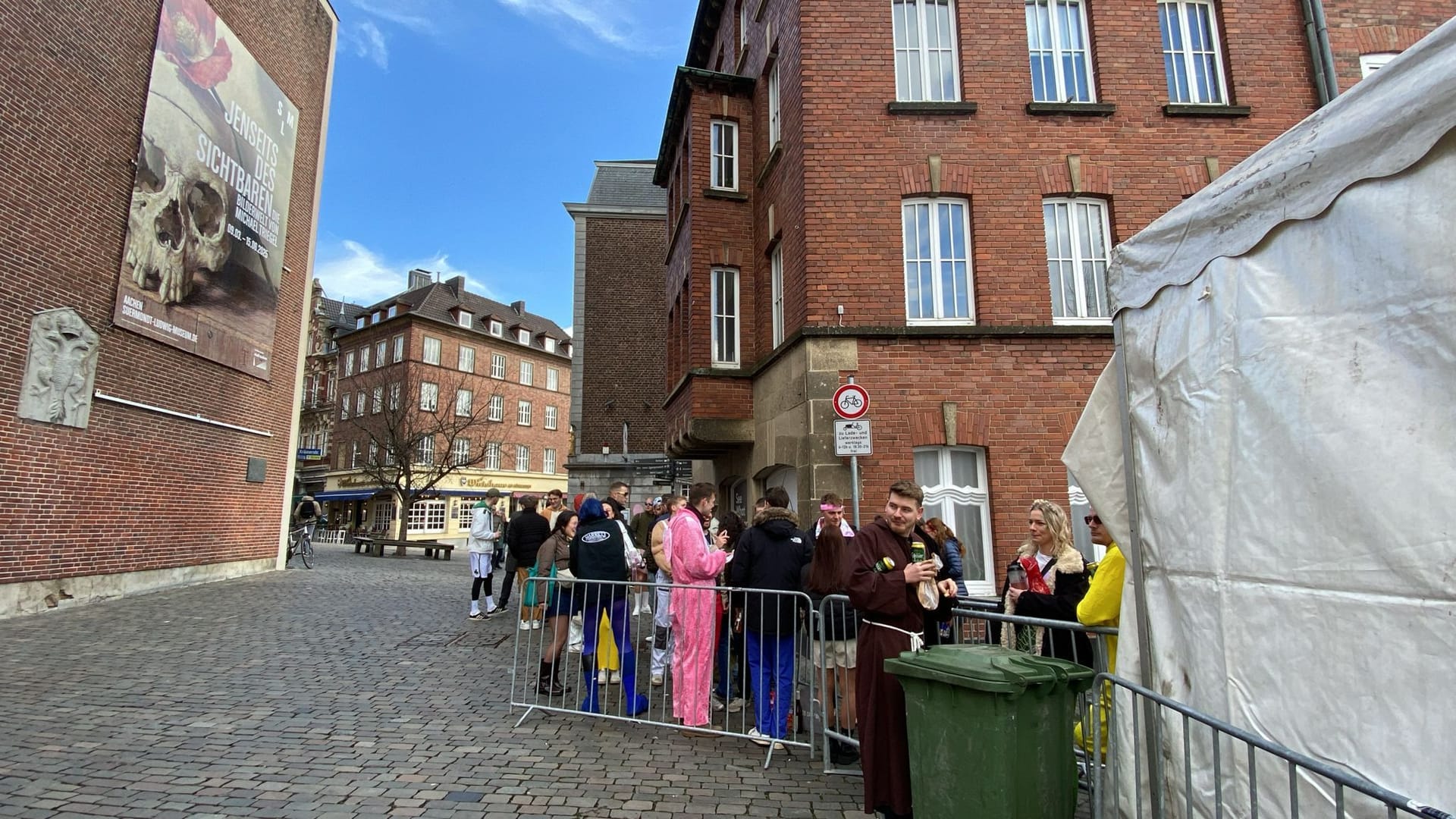 Feierende stehen vor dem Pennzelt auf dem Katschhof.