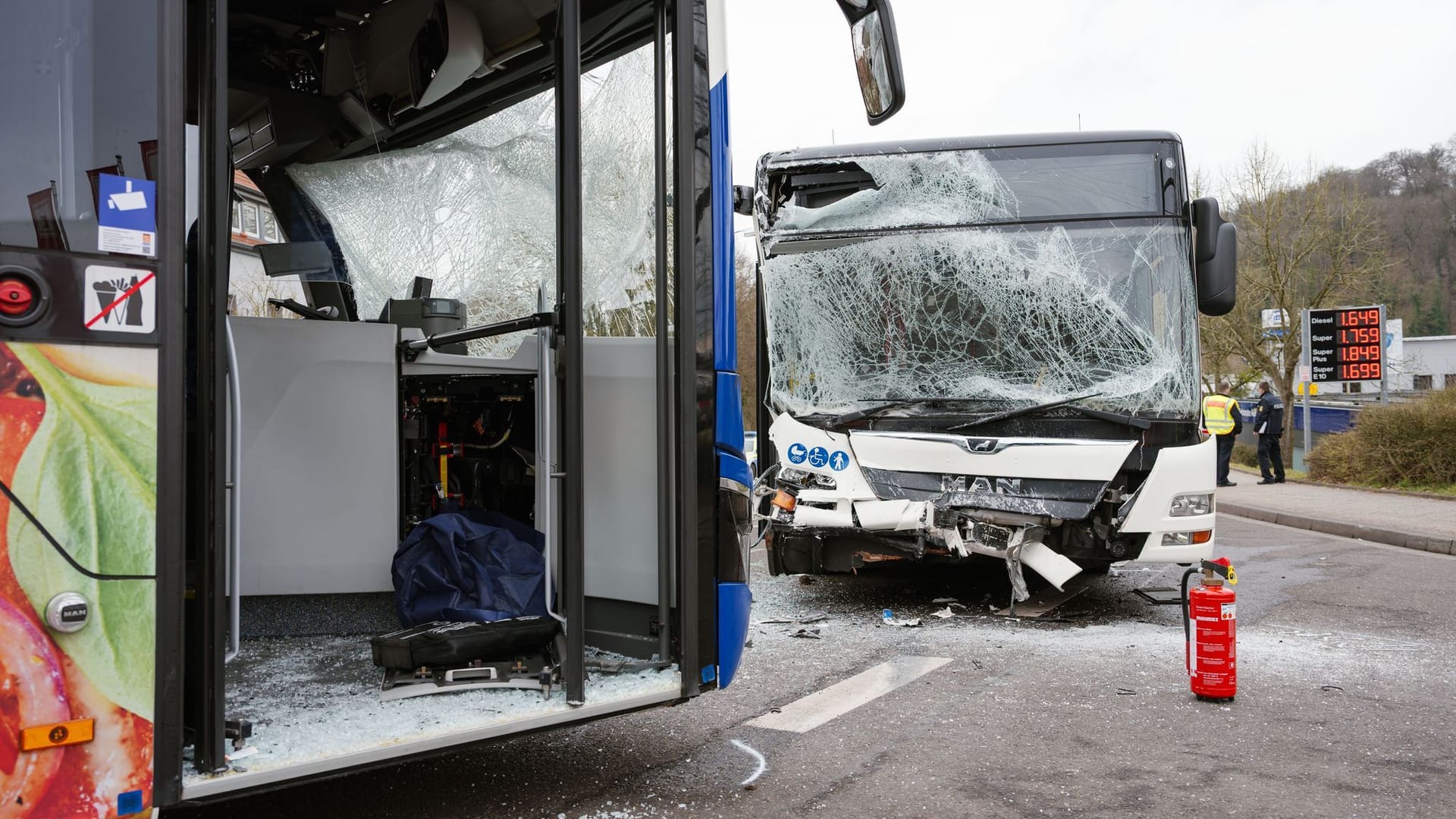 Zwei Linienbusse zusammengestoßen