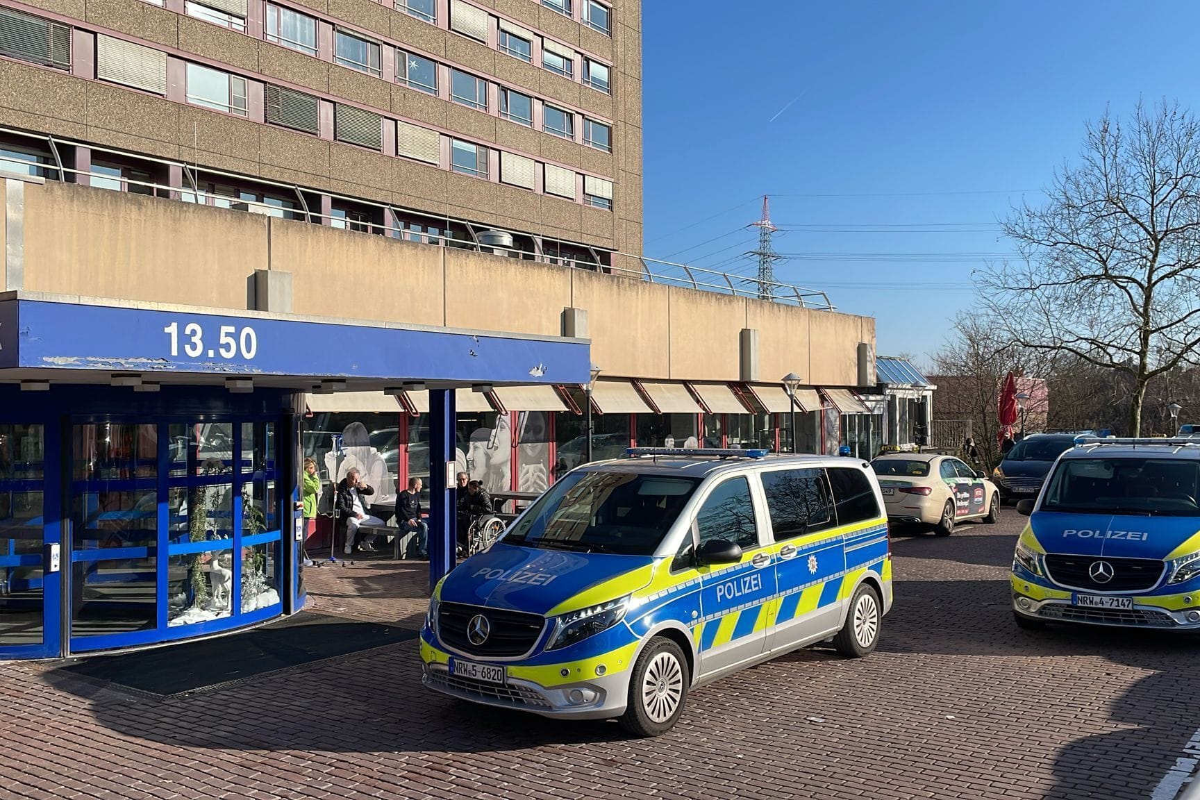 Polizei an der Uniklinik: Ein Beamter schoss in einem Treppenhaus der Klinik auf einen Angreifer.