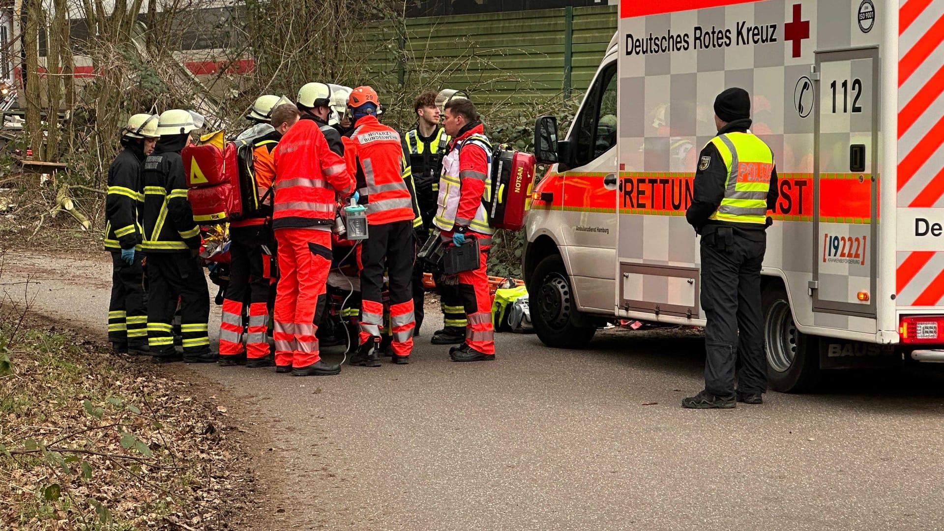 Rettungskräfte und Feuerwehrleute kümmern sich um die verletzten Personen nach dem Unfall in Rönneburg.