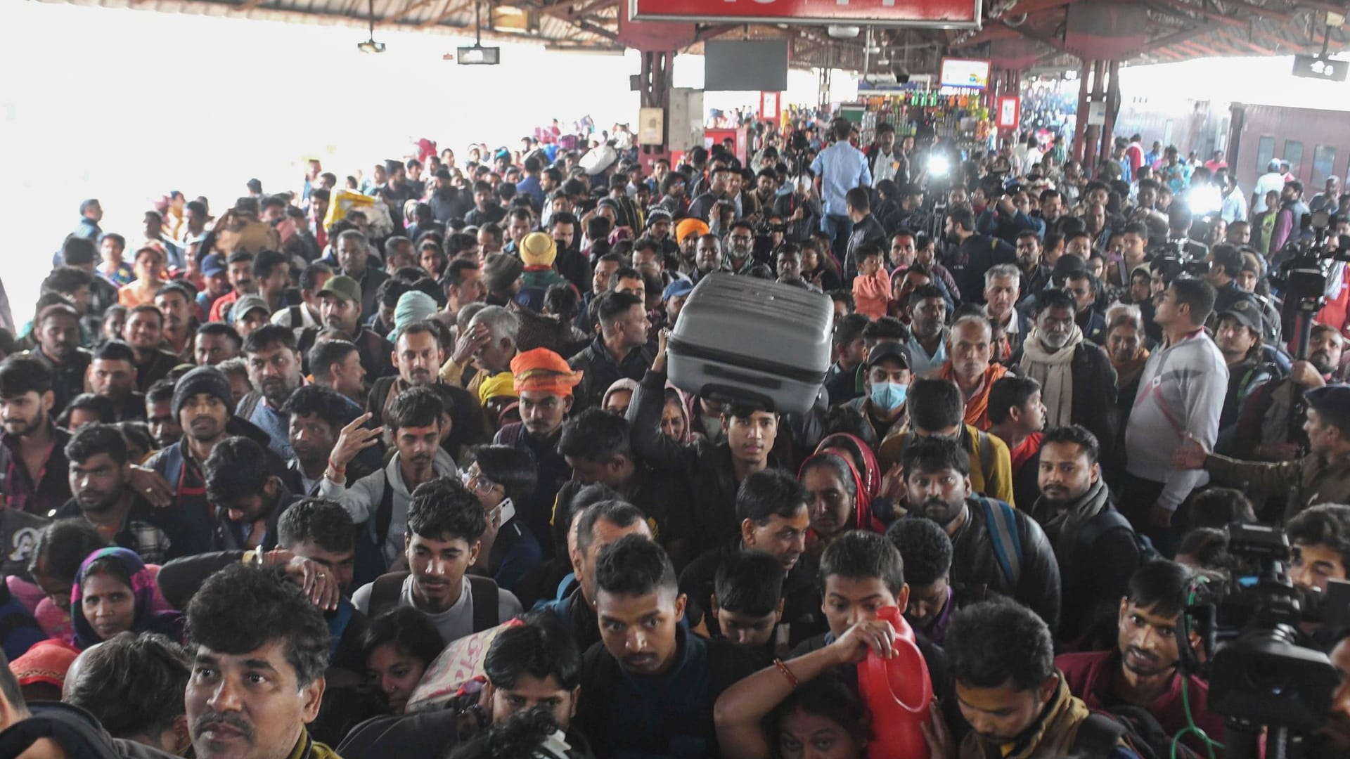 Nach Massenpanik auf Bahnhof in Neu Delhi