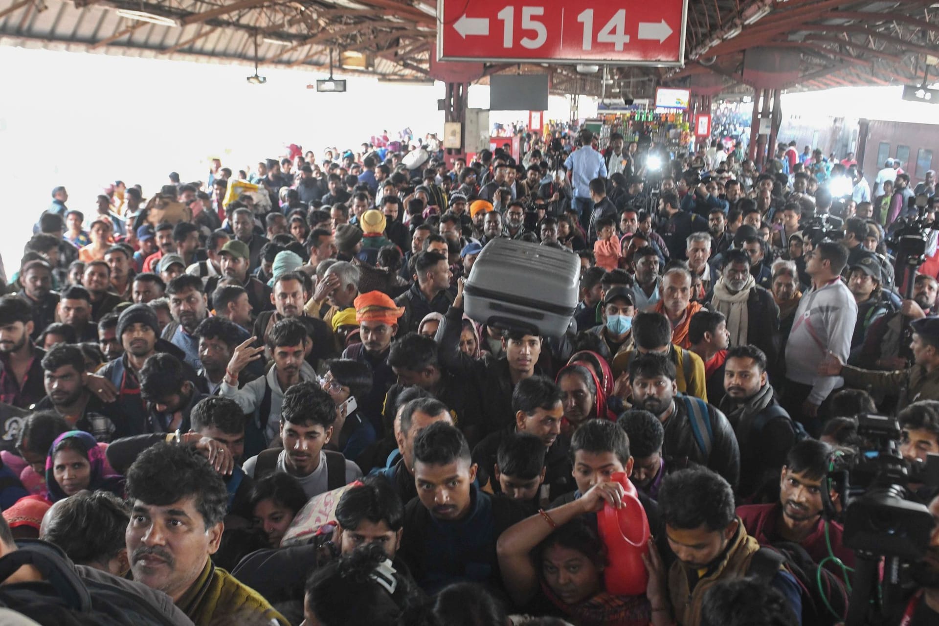 Nach Massenpanik auf Bahnhof in Neu Delhi