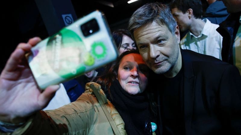 Grünen-Kanzlerkandidat Robert Habeck stand bei seiner Wahlkampfrede auch für Selfies mit Fans zur Verfügung.