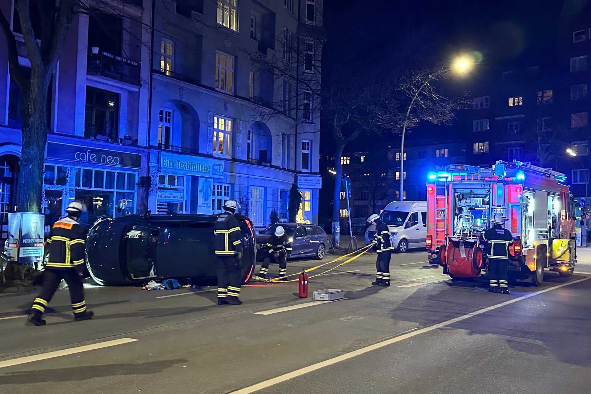 Ein betrunkener Autofahrer verlor in Hamburg-Winterhude die Kontrolle über seinen SUV und überschlug sich