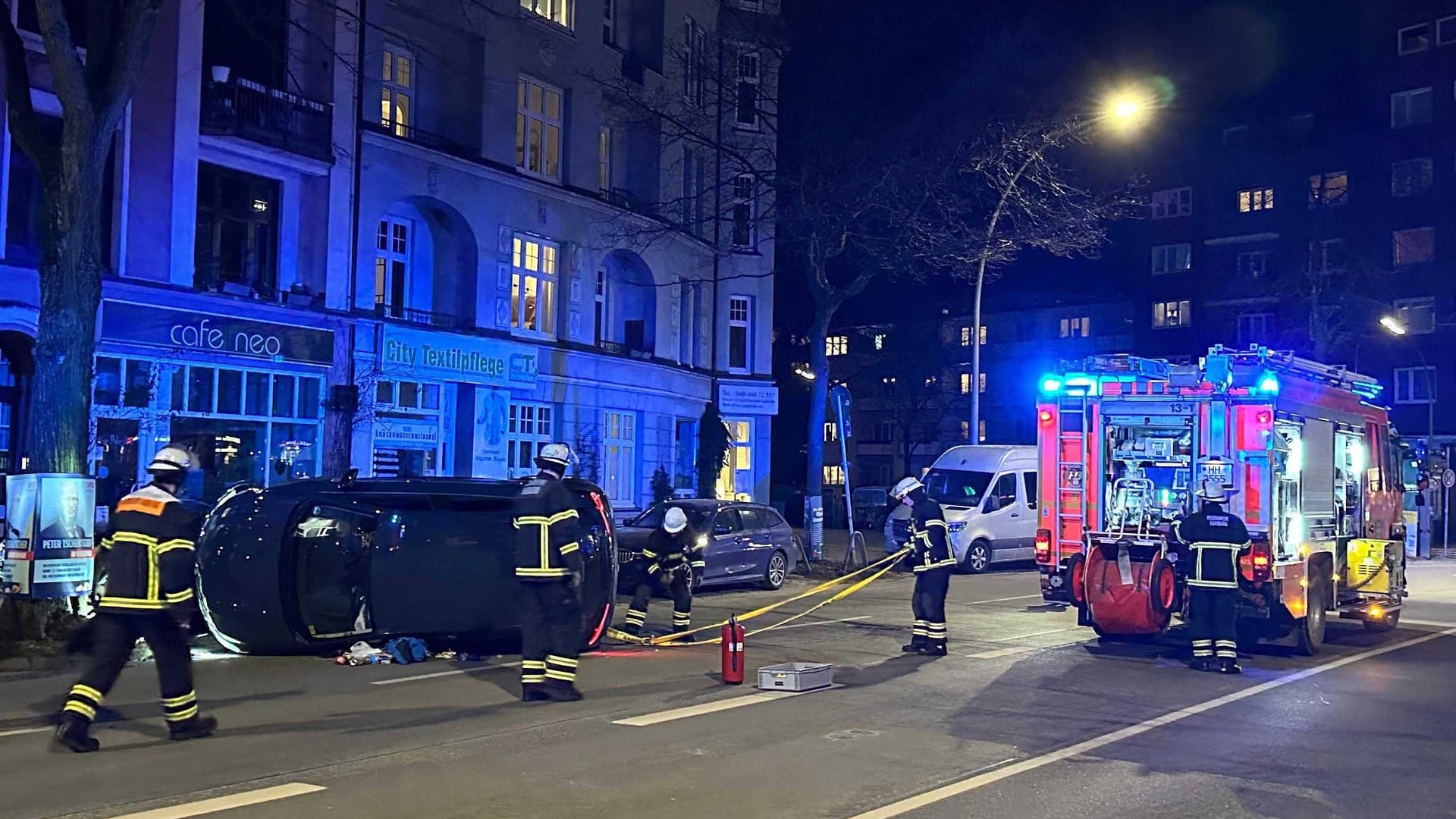 Ein betrunkener Autofahrer verlor in Hamburg-Winterhude die Kontrolle über seinen SUV und überschlug sich