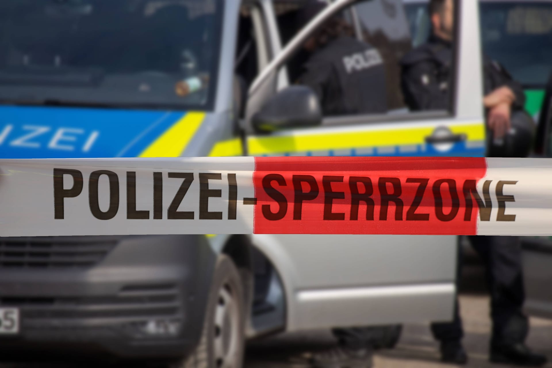 Ein Absperrband der Polizei (Symbolbild): In Edemissen wurde eine Frauenleiche entdeckt.