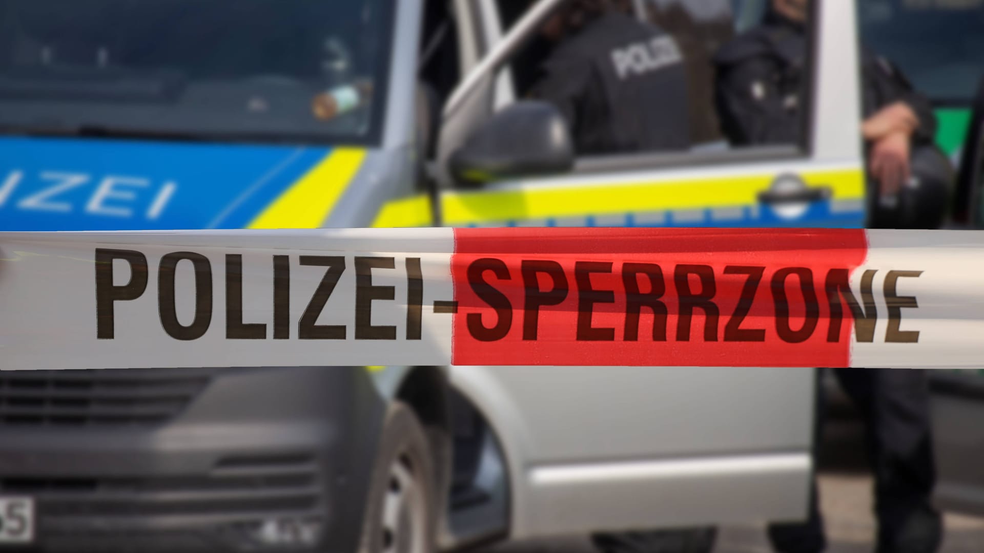 Ein Absperrband der Polizei (Symbolbild): In Edemissen wurde eine Frauenleiche entdeckt.