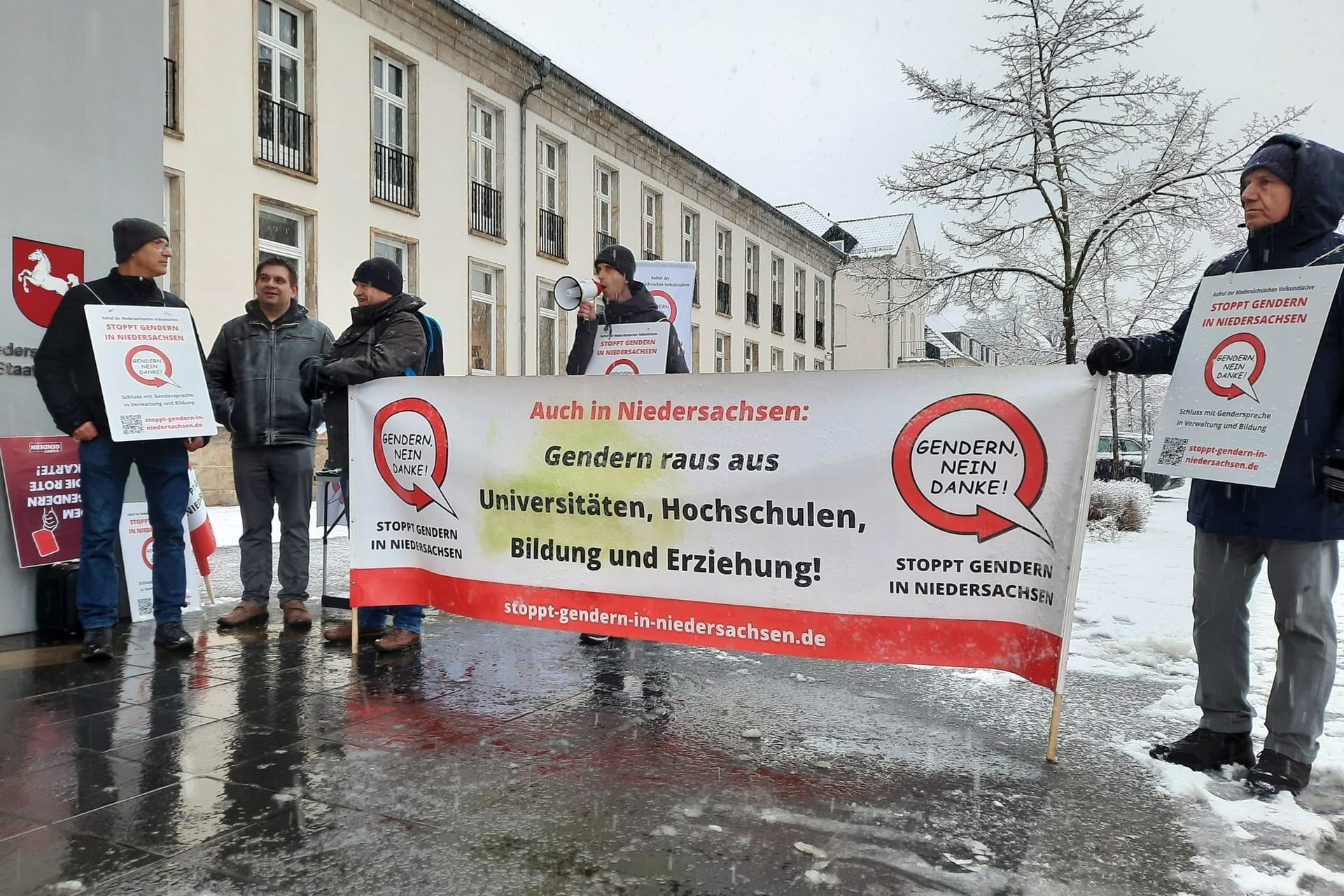 Protestaktion gegen Gendern vor der Staatskanzlei