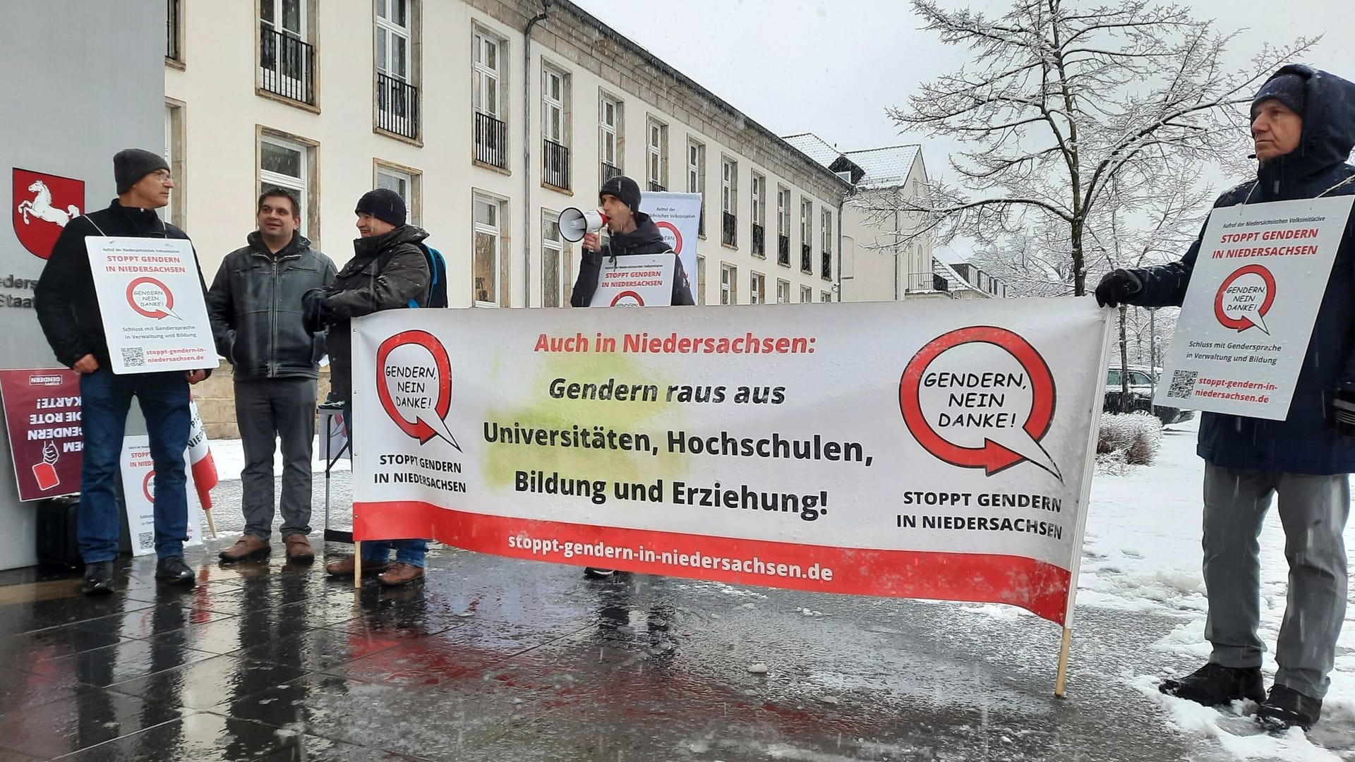 Protestaktion gegen Gendern vor der Staatskanzlei