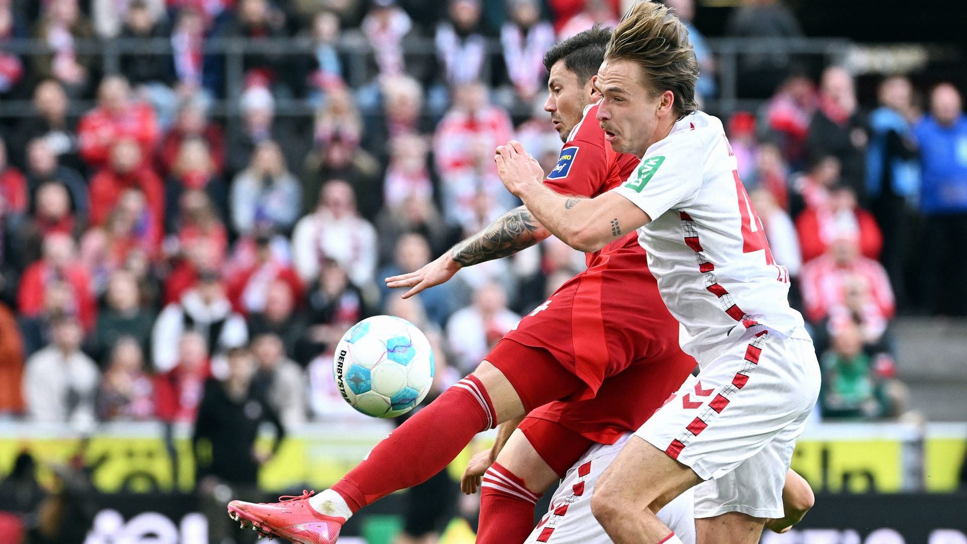 Kölns Mathias Olesen (in weiß) im Duell mit Düsseldorfs Dawid Kownacki: Die Entscheidung im Derby fiel spät.