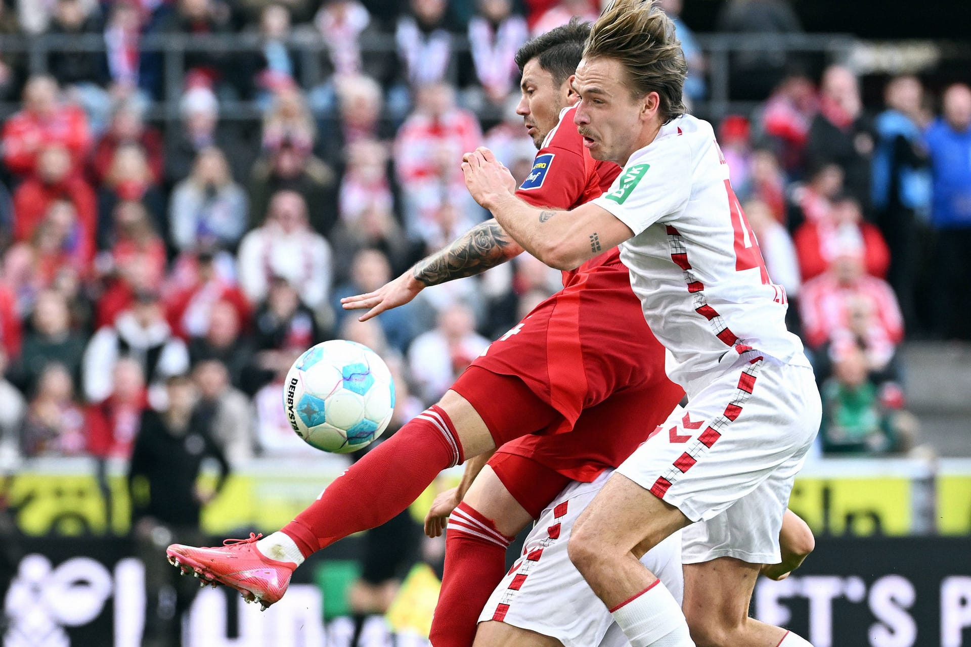 Kölns Mathias Olesen (in weiß) im Duell mit Düsseldorfs Dawid Kownacki: Die Entscheidung im Derby fiel spät.