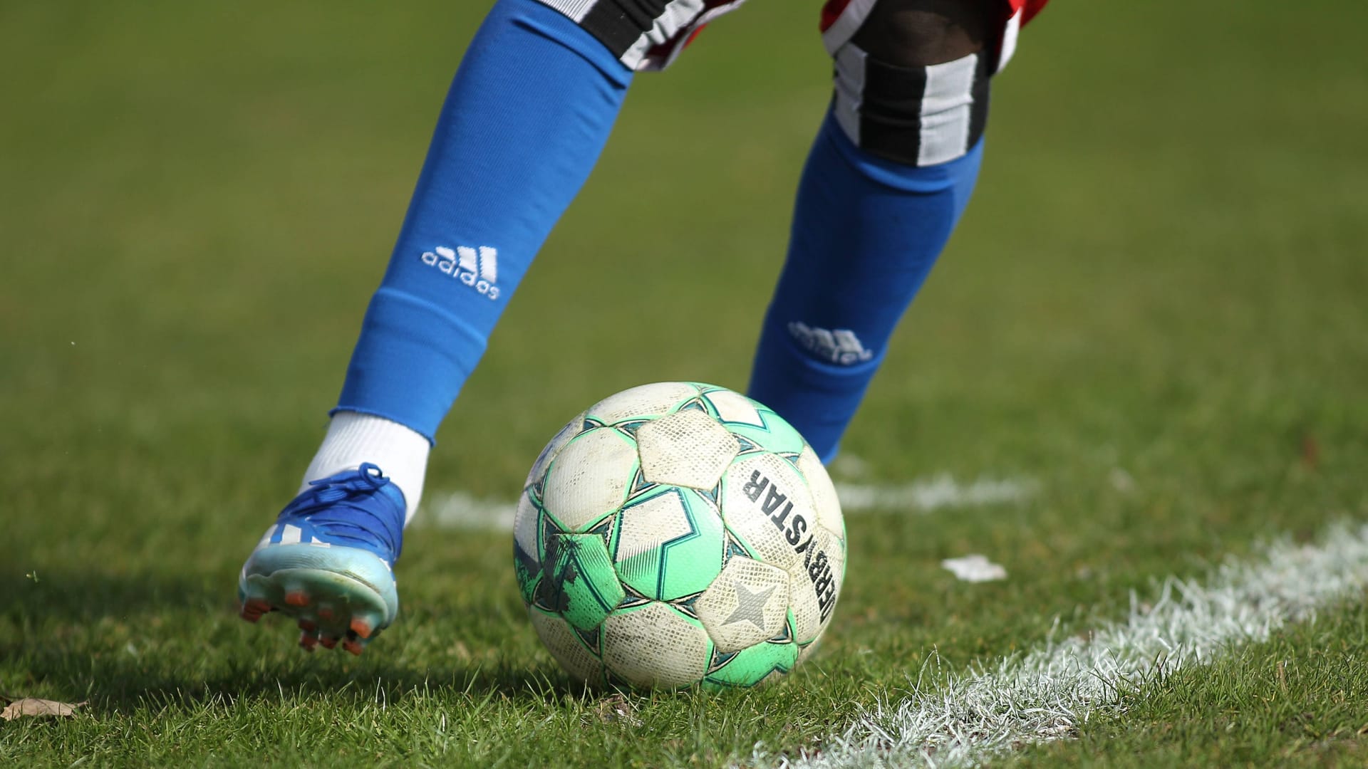 Ein Nachwuchsspieler des HSV (Symbolfoto): Die Hanseaten investieren offenbar in die Zukunft.