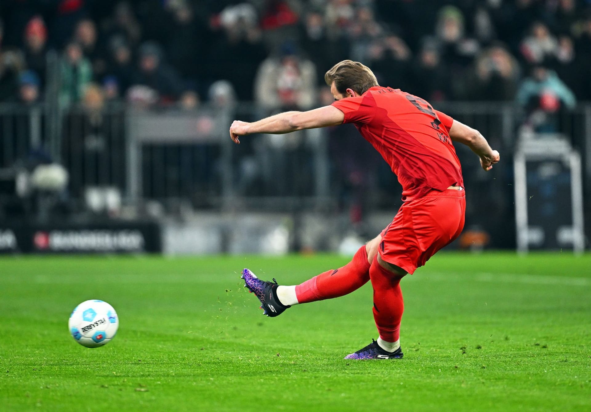 Harry Kane: Sein Gewaltschuss 25 Sekunden nach dem Seitenwechsel klatschte an die Latte. Bleibt Bayerns Mister-100-Prozent und verwandelte beide Elfmeter wie immer sicher. Sein 27. und 28. Tor im 28. Pflichtspiel der Saison. Vergab sogar noch weitere gute Möglichkeiten (38., 45., 59., 90.). Note 1