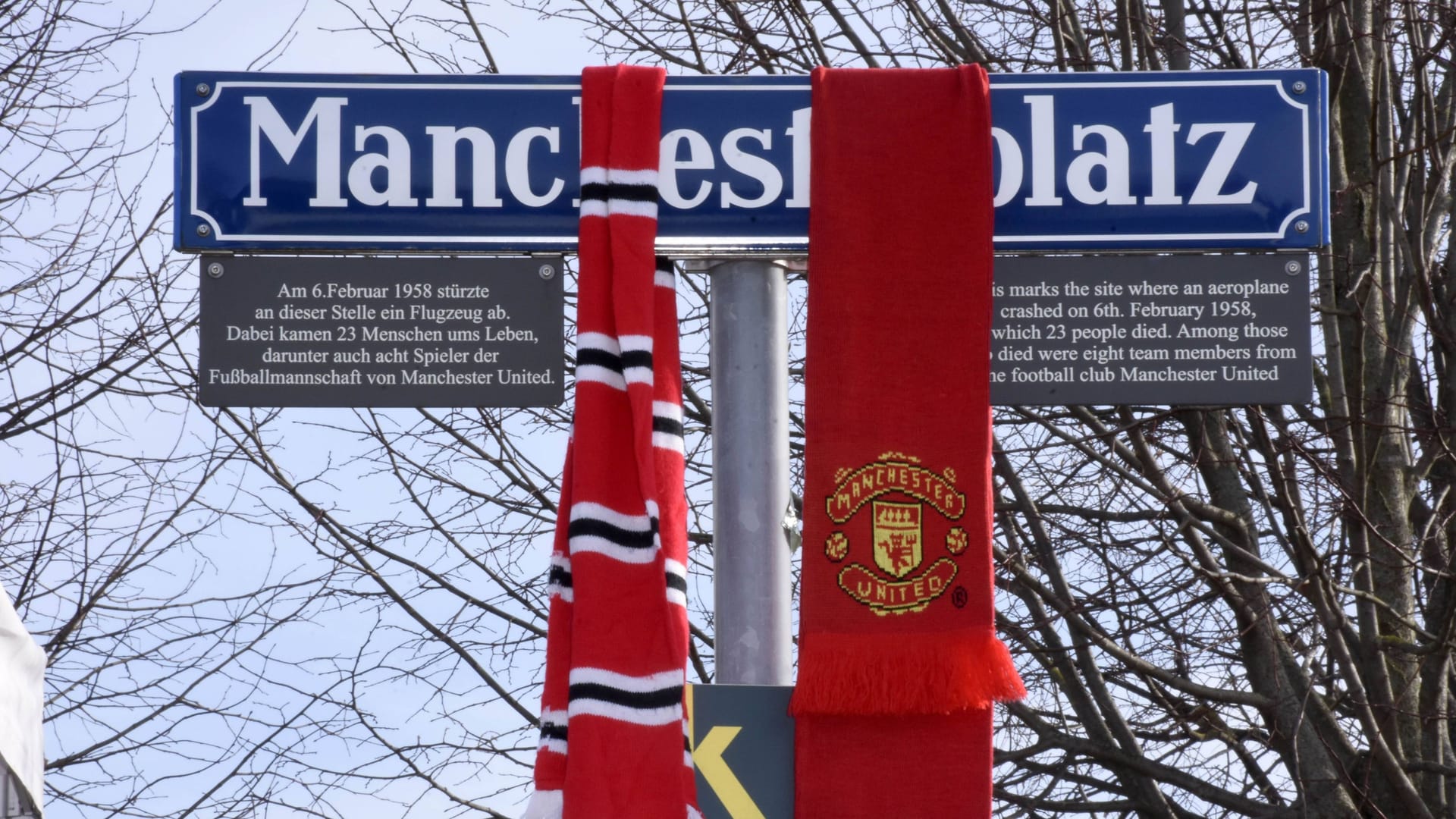 Schals von Manchester United hängen am Manchester Platz in München (Archivbild):