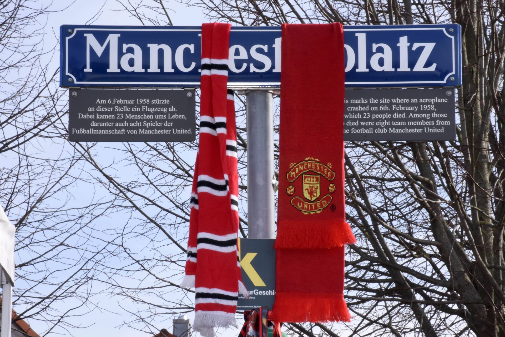 Schals von Manchester United hängen am Manchester Platz in München (Archivbild): Der Ort ist Schauplatz einer Tragödie.