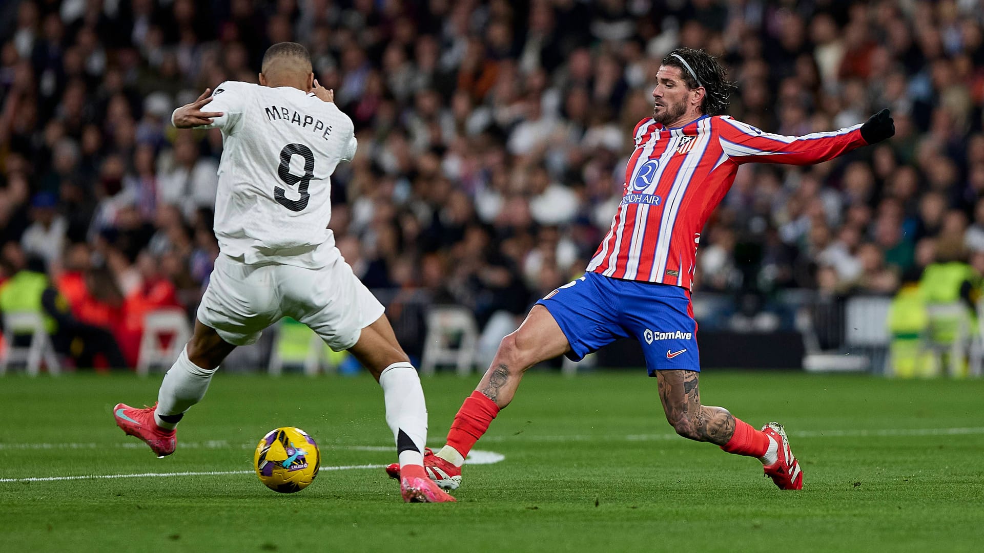 Atléticos Rodrigo de Paul (r.) im Duell mit Reals Kylian Mbappé.