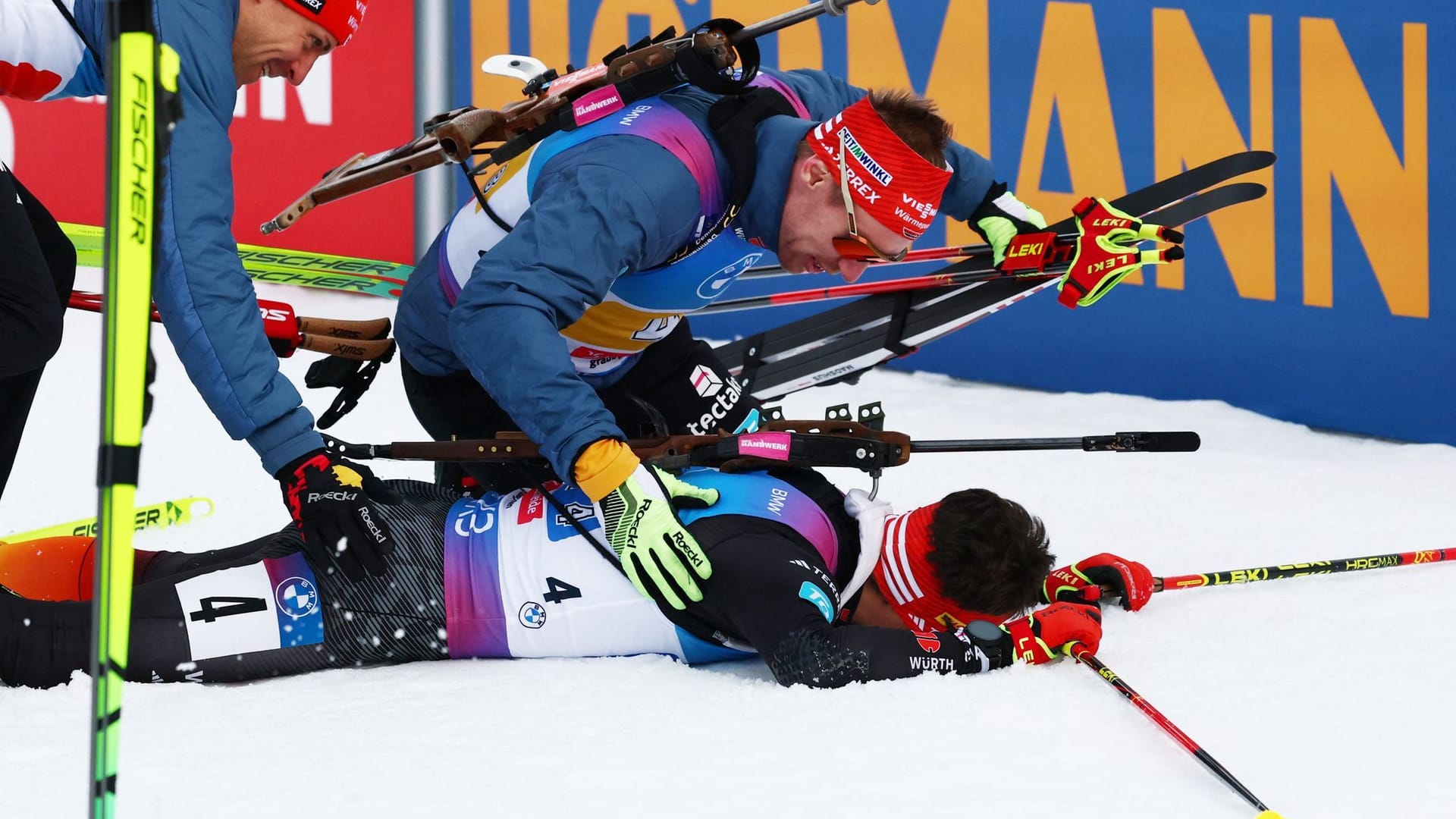 Philipp Horn liegt am Boden: Der deutsche Biathlet feierte mit seinem Team die erste Staffelmedaille seit fünf Jahren.