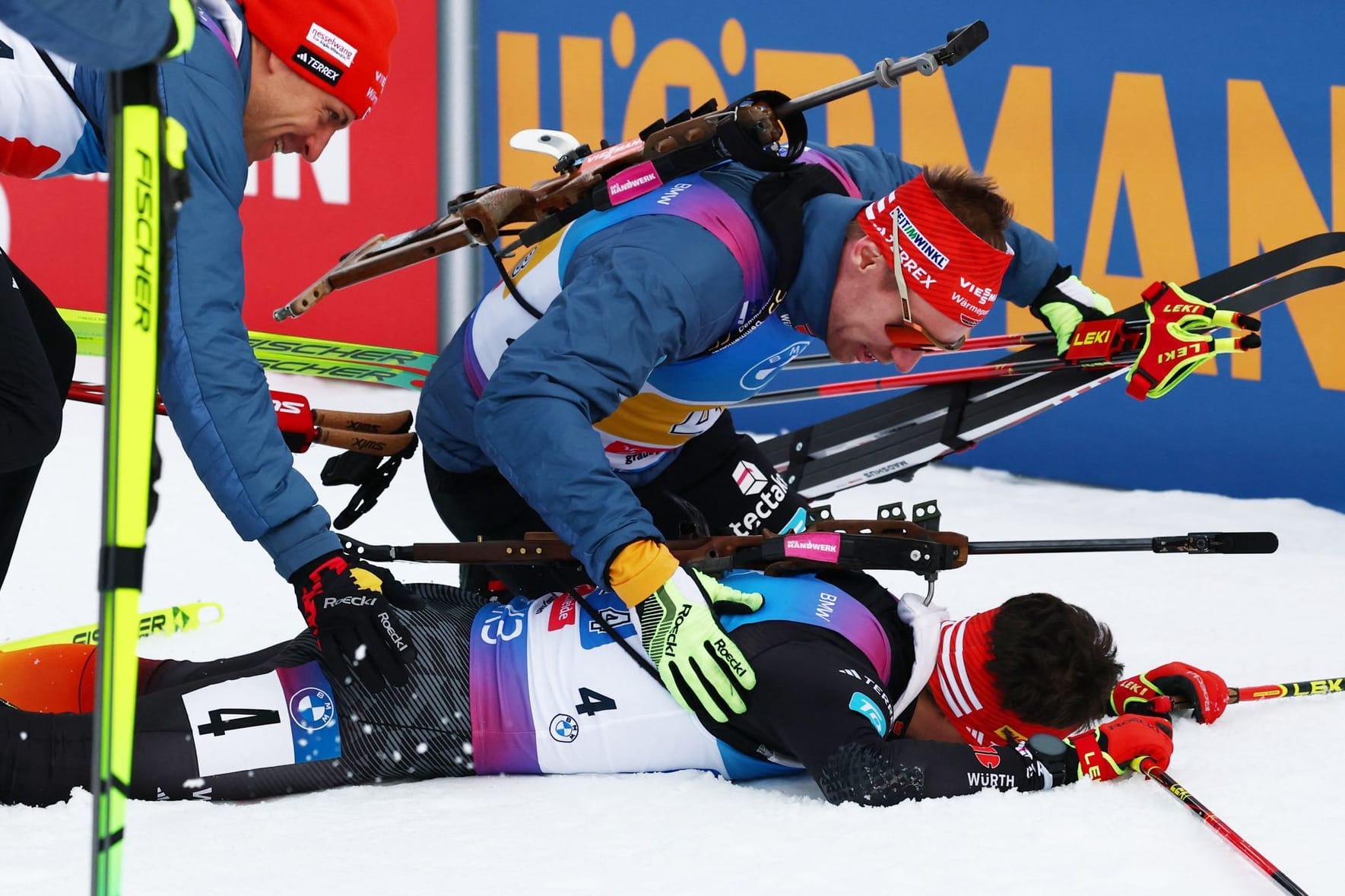 Philipp Horn liegt am Boden: Der deutsche Biathlet feierte mit seinem Team die erste Staffelmedaille seit fünf Jahren.