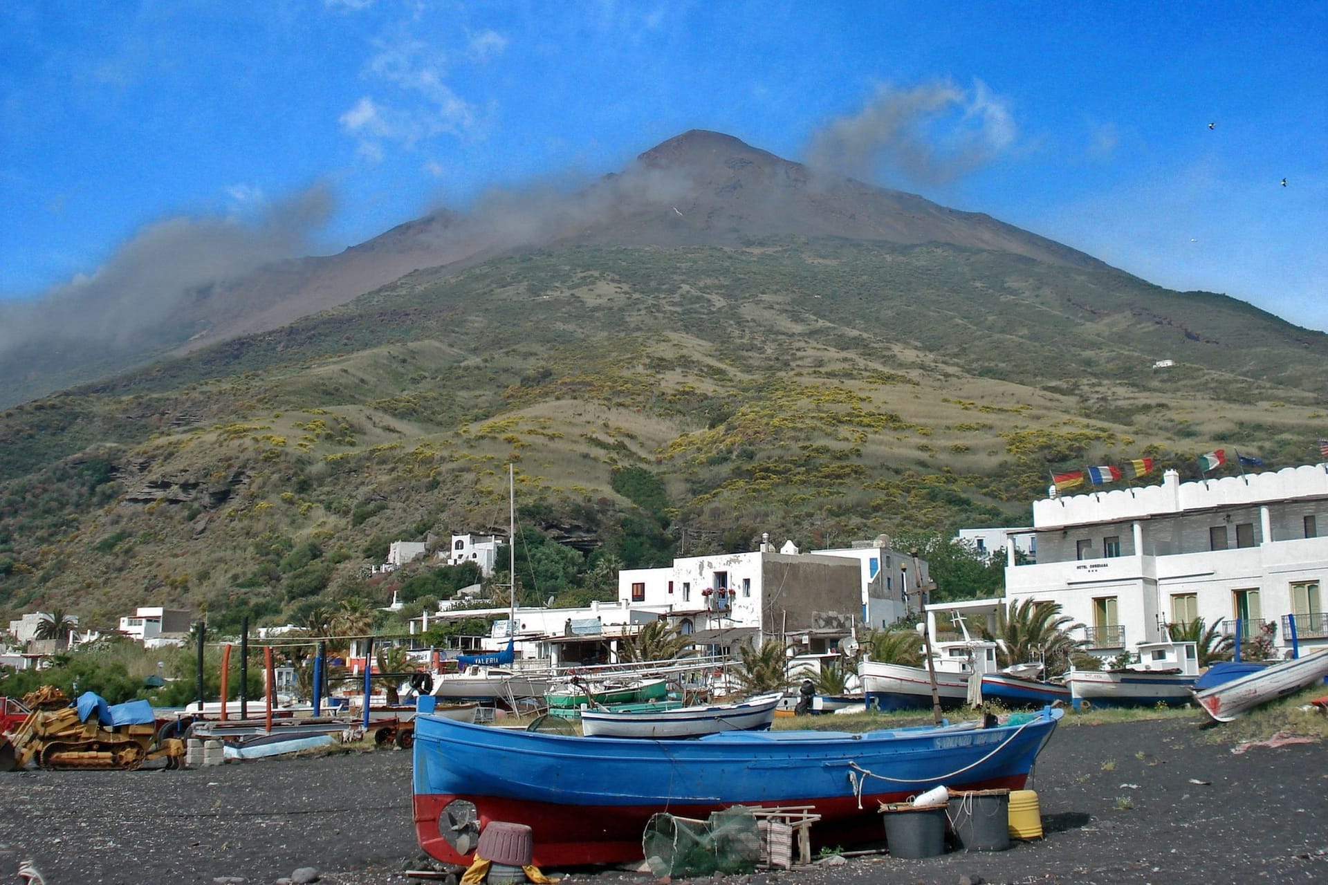 Die Insel Stromboli: Schon die schwarzen Strände machen deutlich, dass Stromboli eine Vulkaninsel ist.