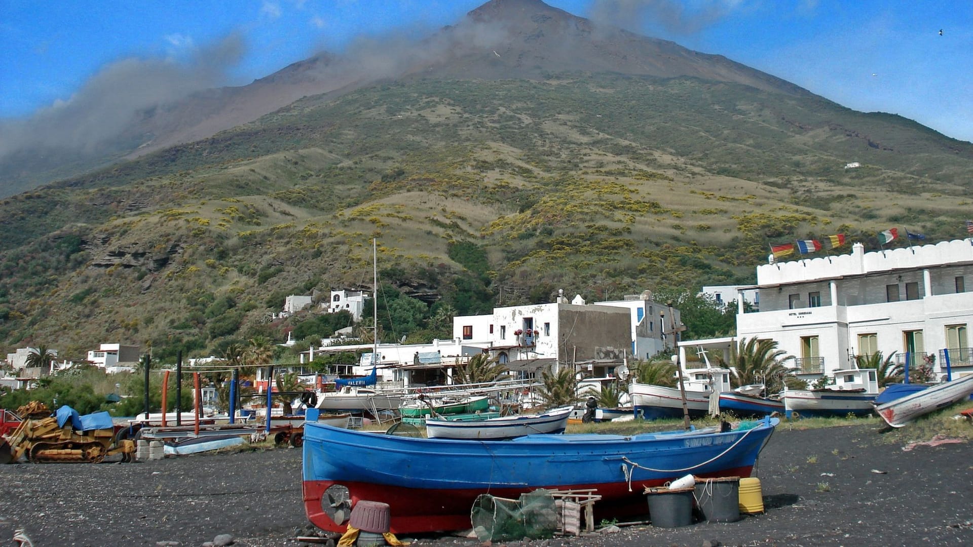 Die Insel Stromboli: Schon die schwarzen Strände machen deutlich, dass Stromboli eine Vulkaninsel ist.