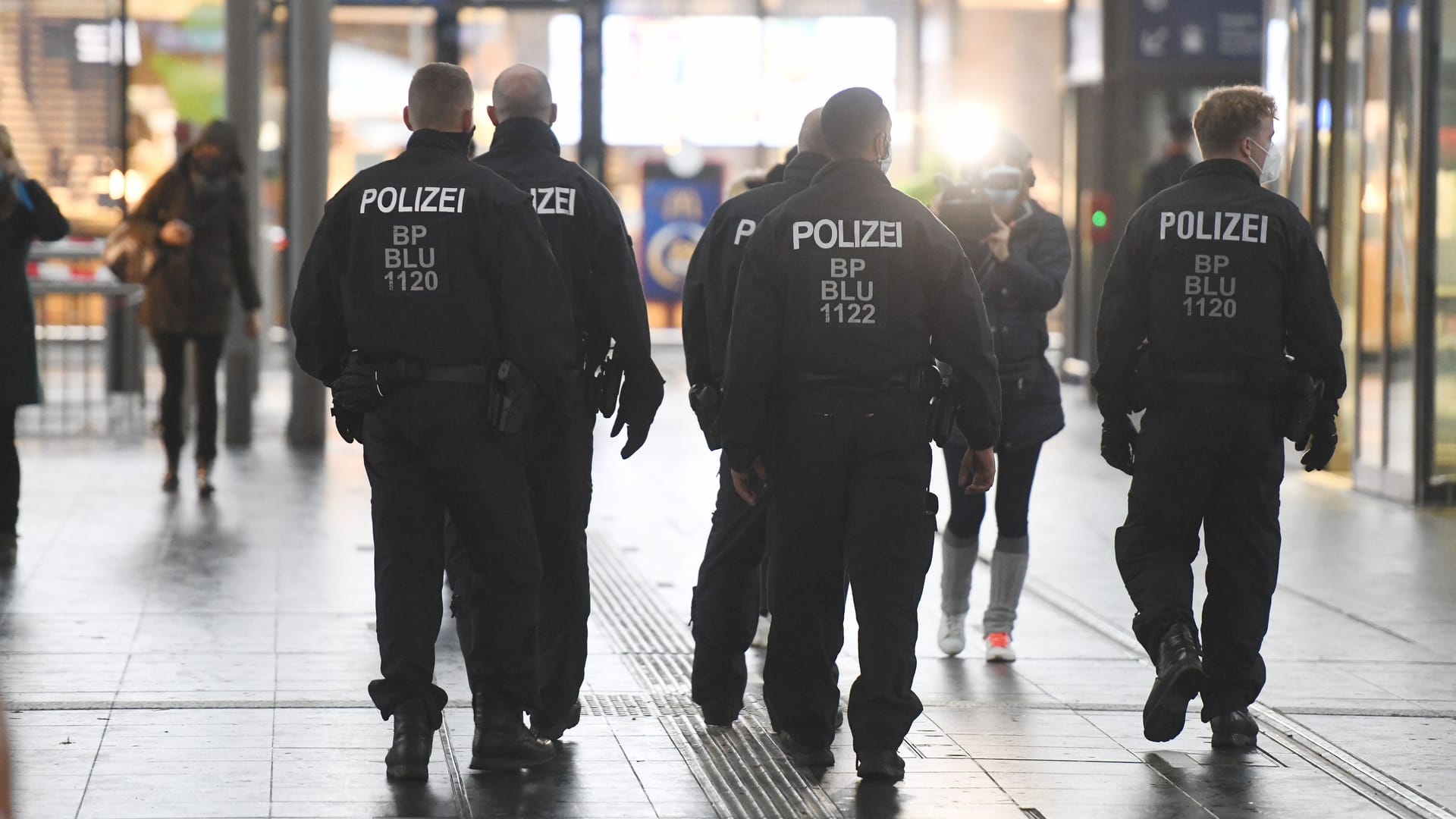 Bundespolizei am Bahnhof Ostkreuz (Archivbild): Die Einsatzkräfte nahmen die fünf Personen vorläufig fest.