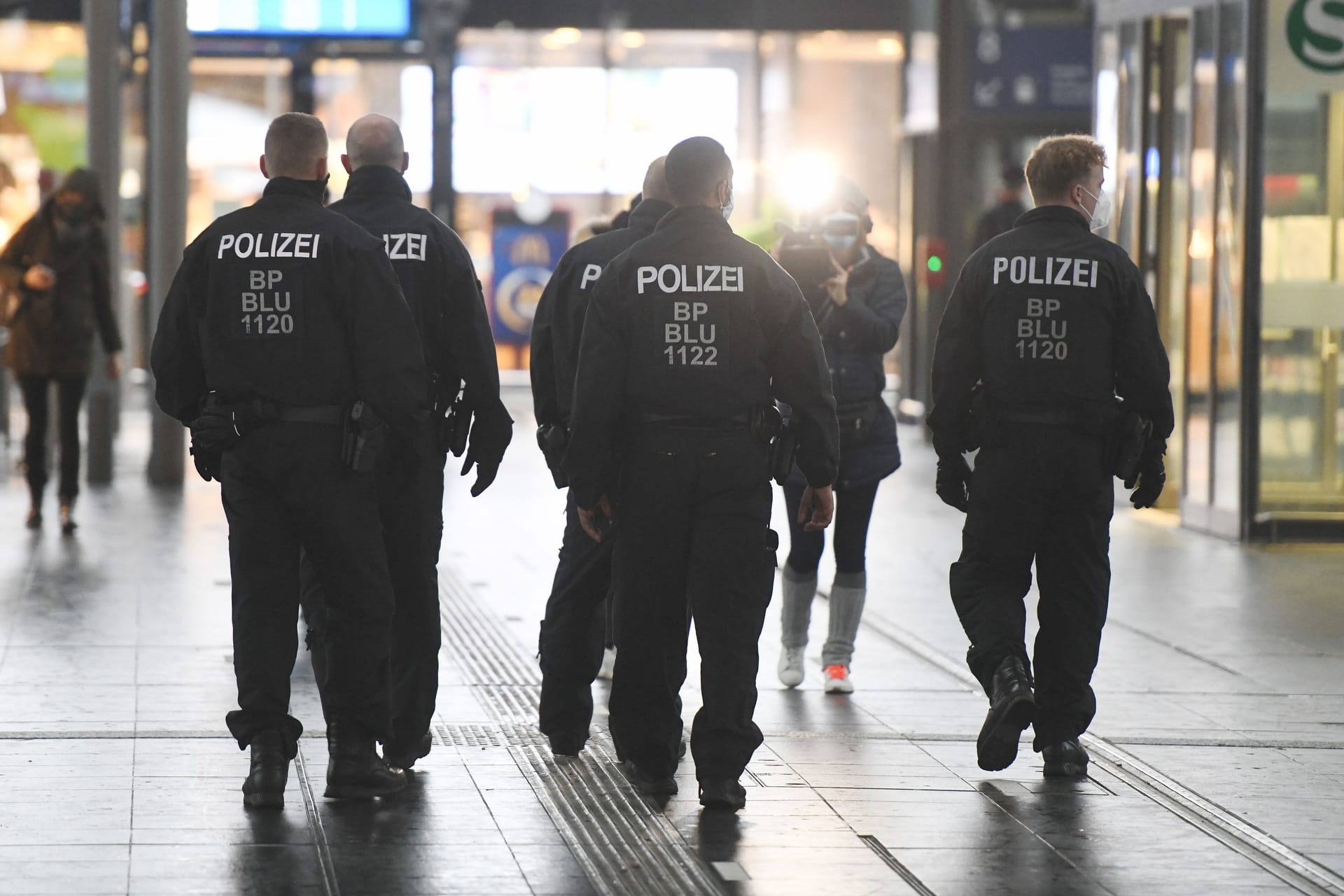 Bundespolizei am Bahnhof Ostkreuz (Archivbild): Die Einsatzkräfte nahmen die fünf Personen vorläufig fest.