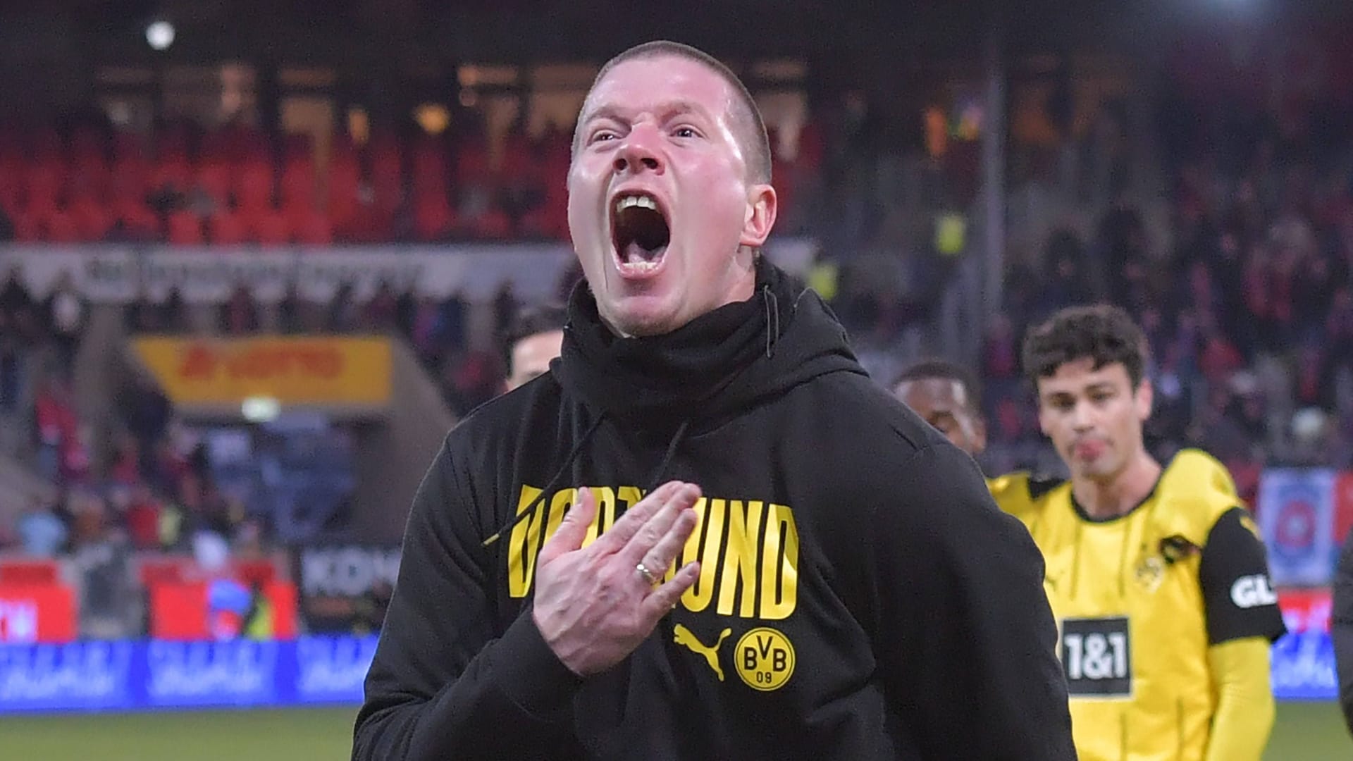 Emotional: BVB-Interimstrainer Mike Tullberg nach dem Sieg in Heidenheim.