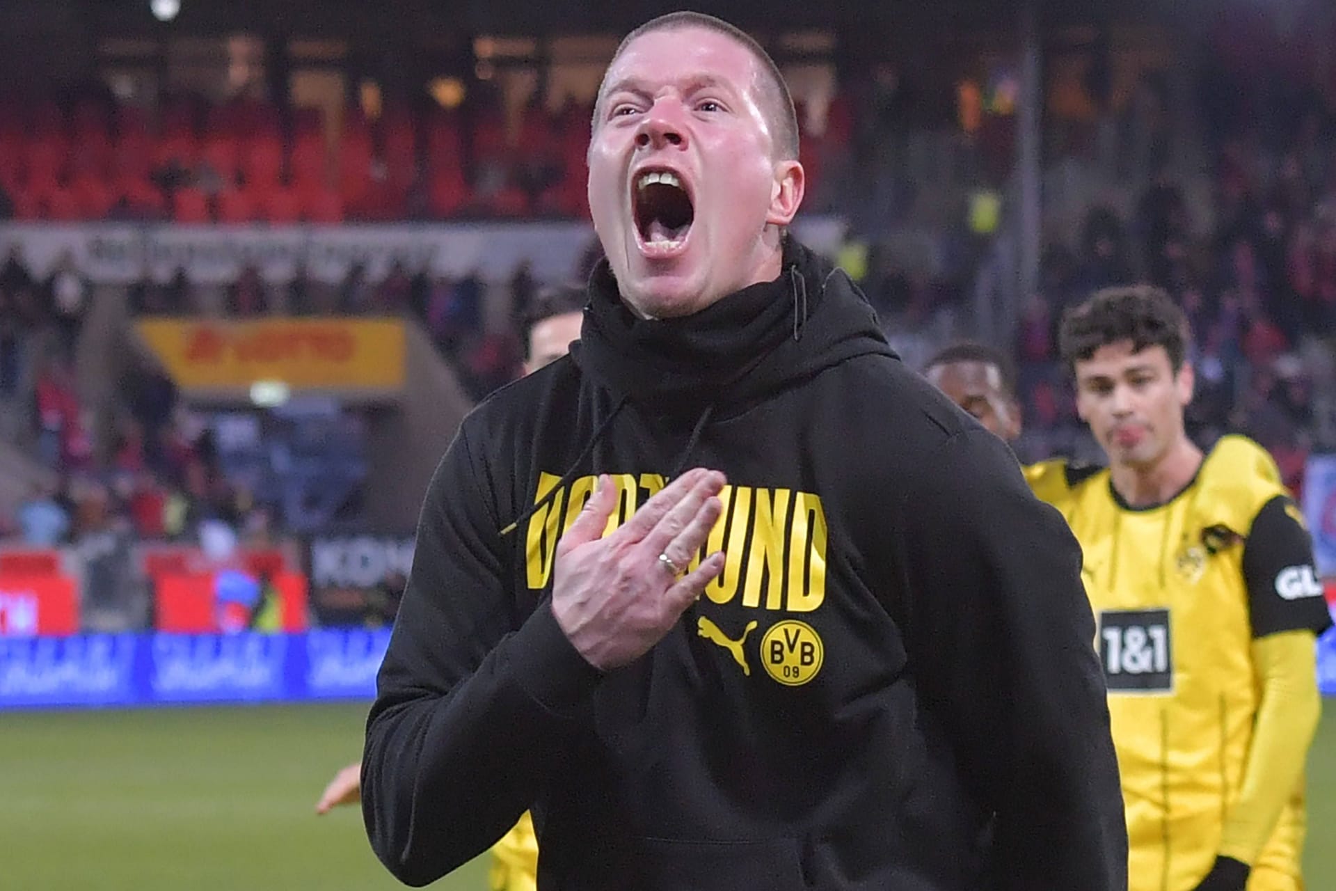 Emotional: BVB-Interimstrainer Mike Tullberg nach dem Sieg in Heidenheim.