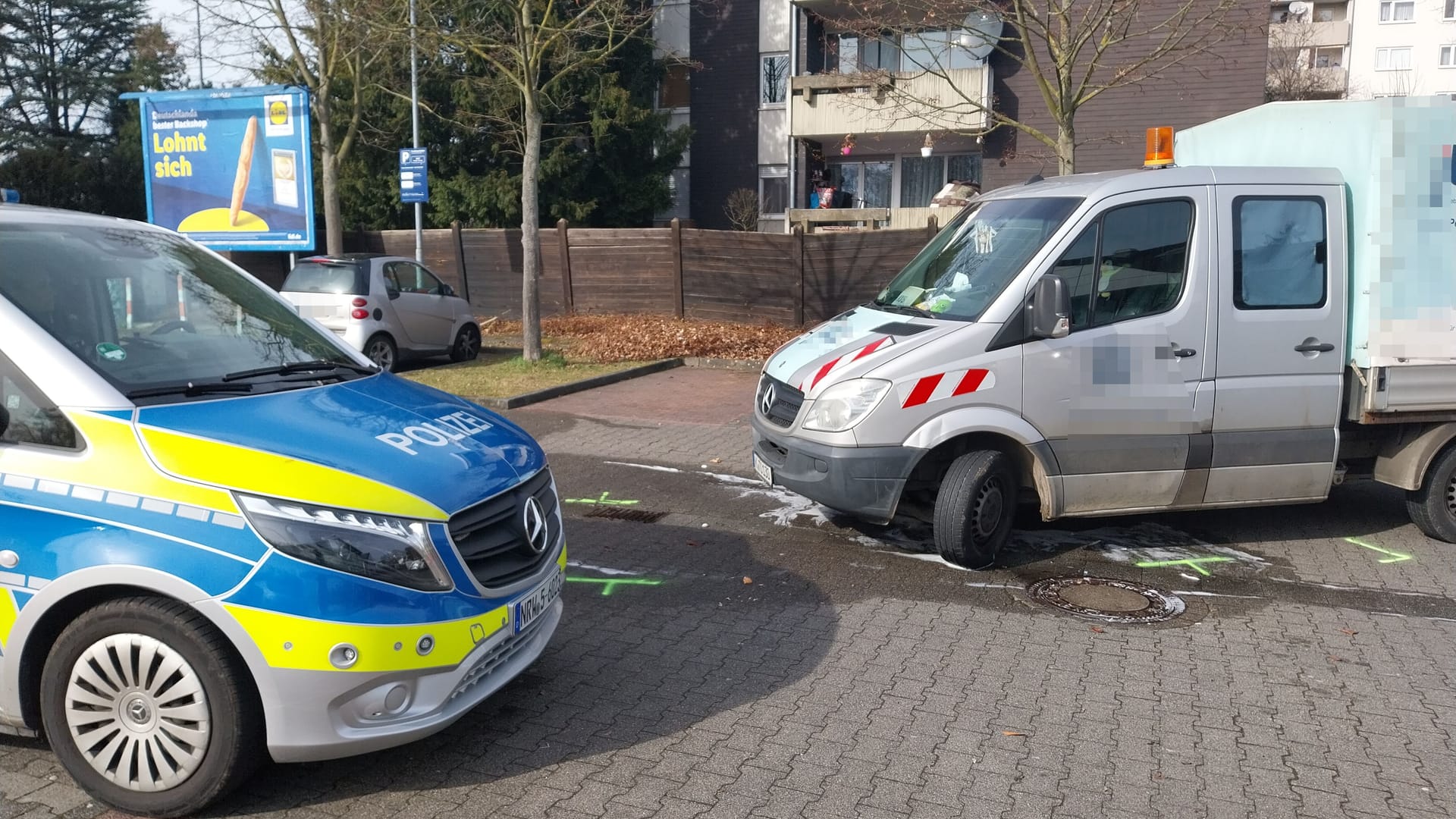 Ein Polizeiwagen beim Einsatz im Kölner Süden: Auf dem Parkplatz eines Supermarktes kam es zu einem tödlichen Unfall.