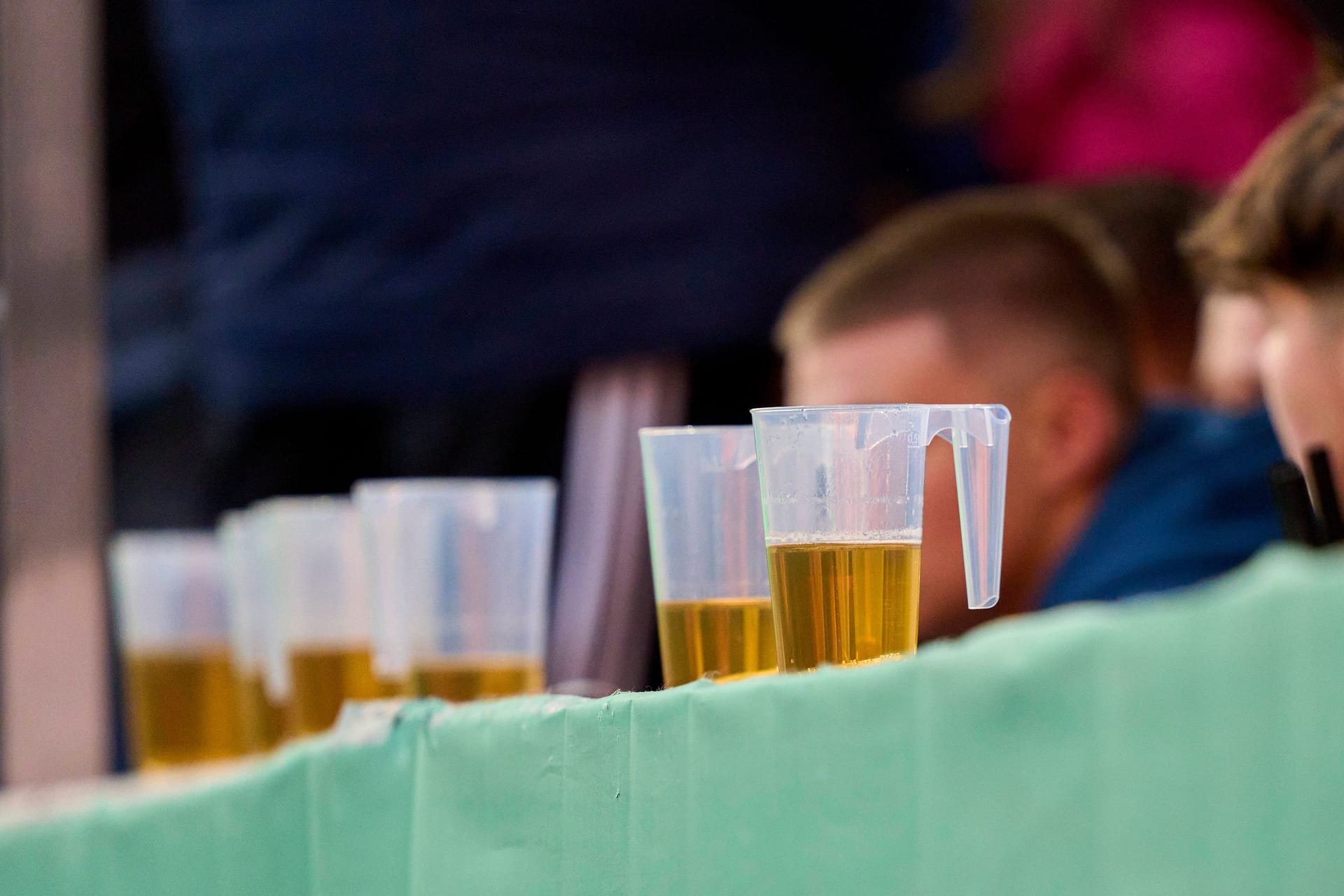 Bierbecher im Fußballstadion (Symbolbild): Es ist ein Anblick, den es bei der WM 2034 nicht geben wird.