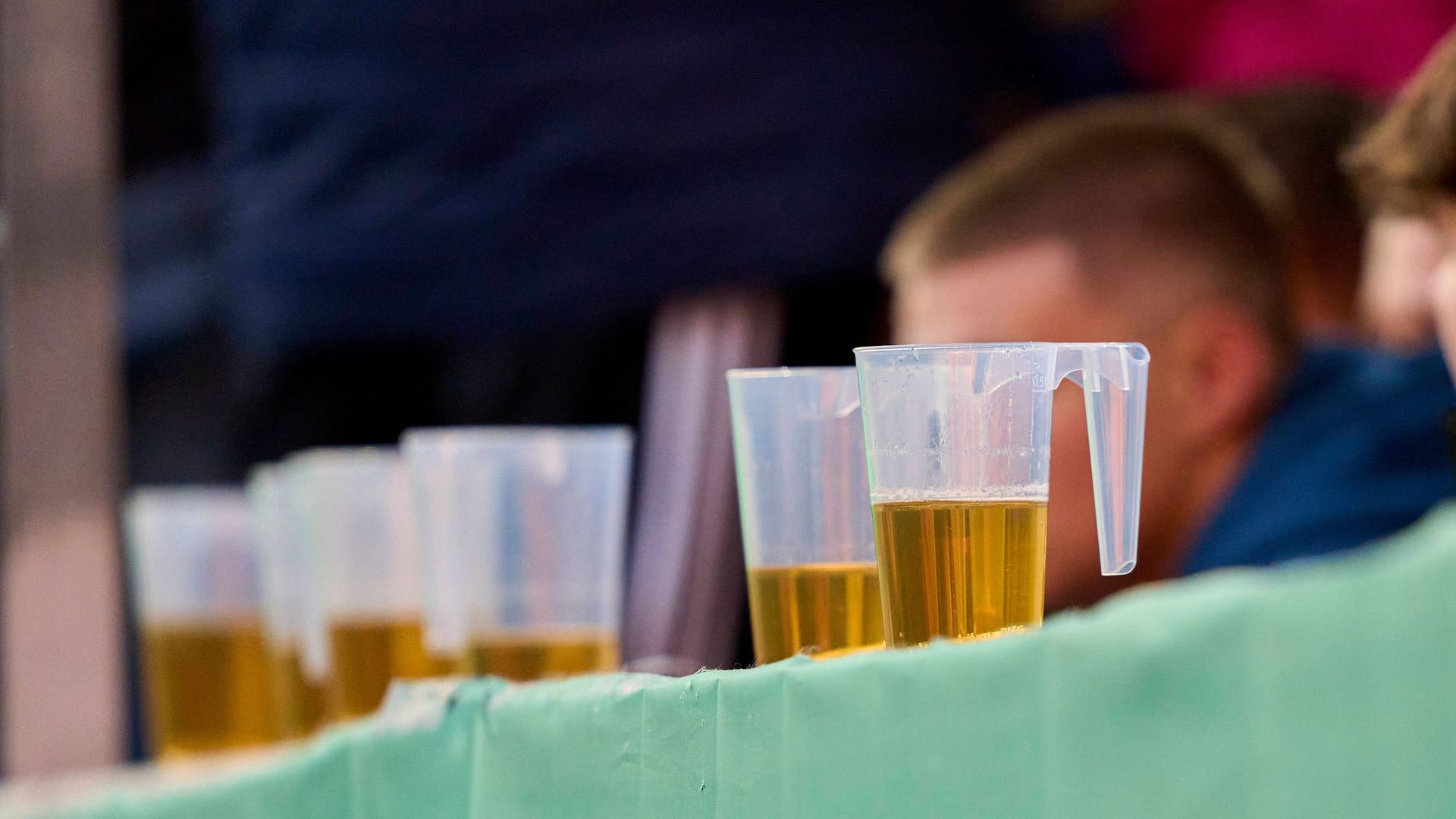 Bierbecher im Fußballstadion (Symbolbild): Es ist ein Anblick, den es bei der WM 2034 nicht geben wird.