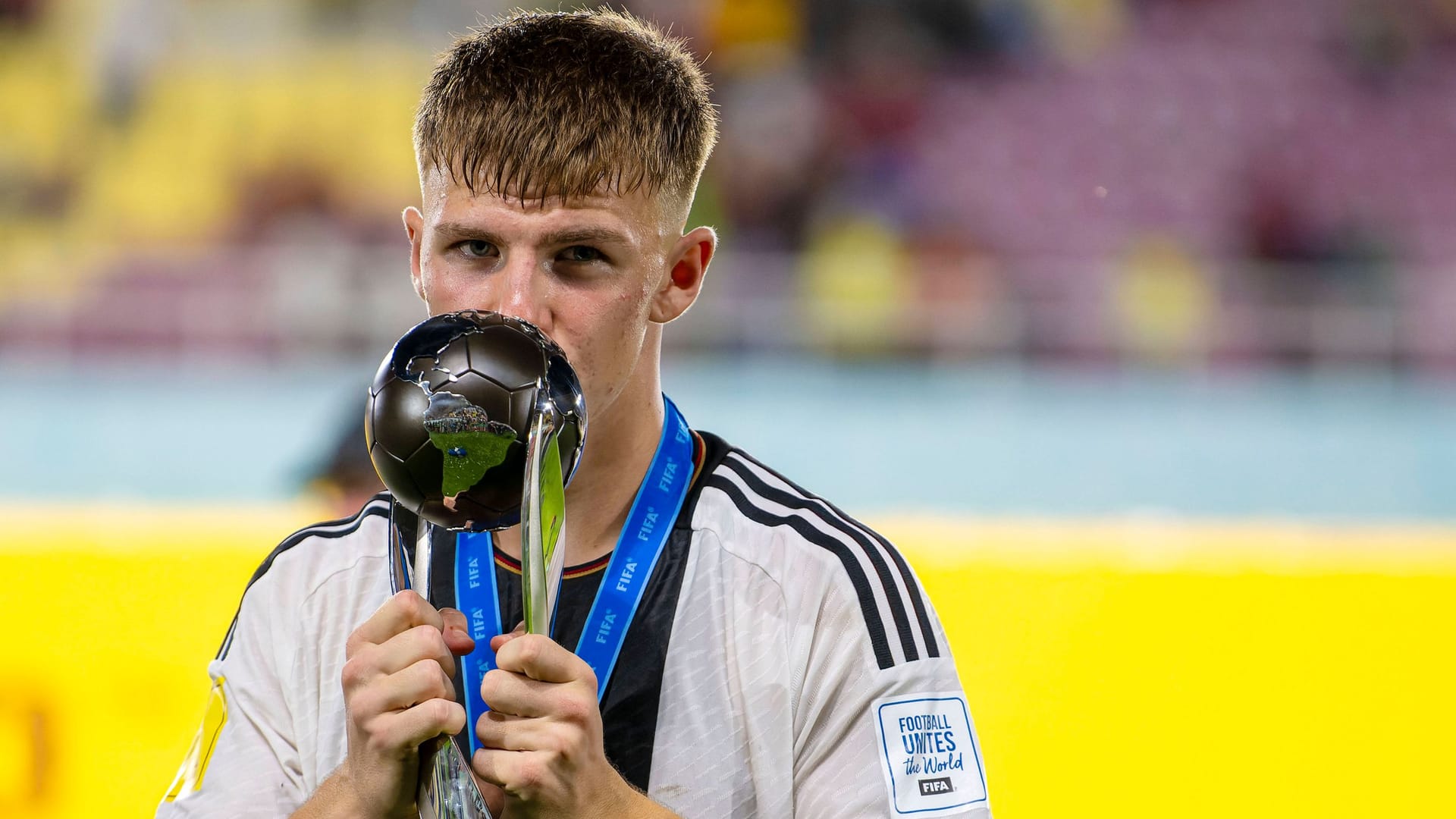 Finn Jeltsch: Der deutsche U17-Weltmeister schließt sich offenbar Stuttgart an.