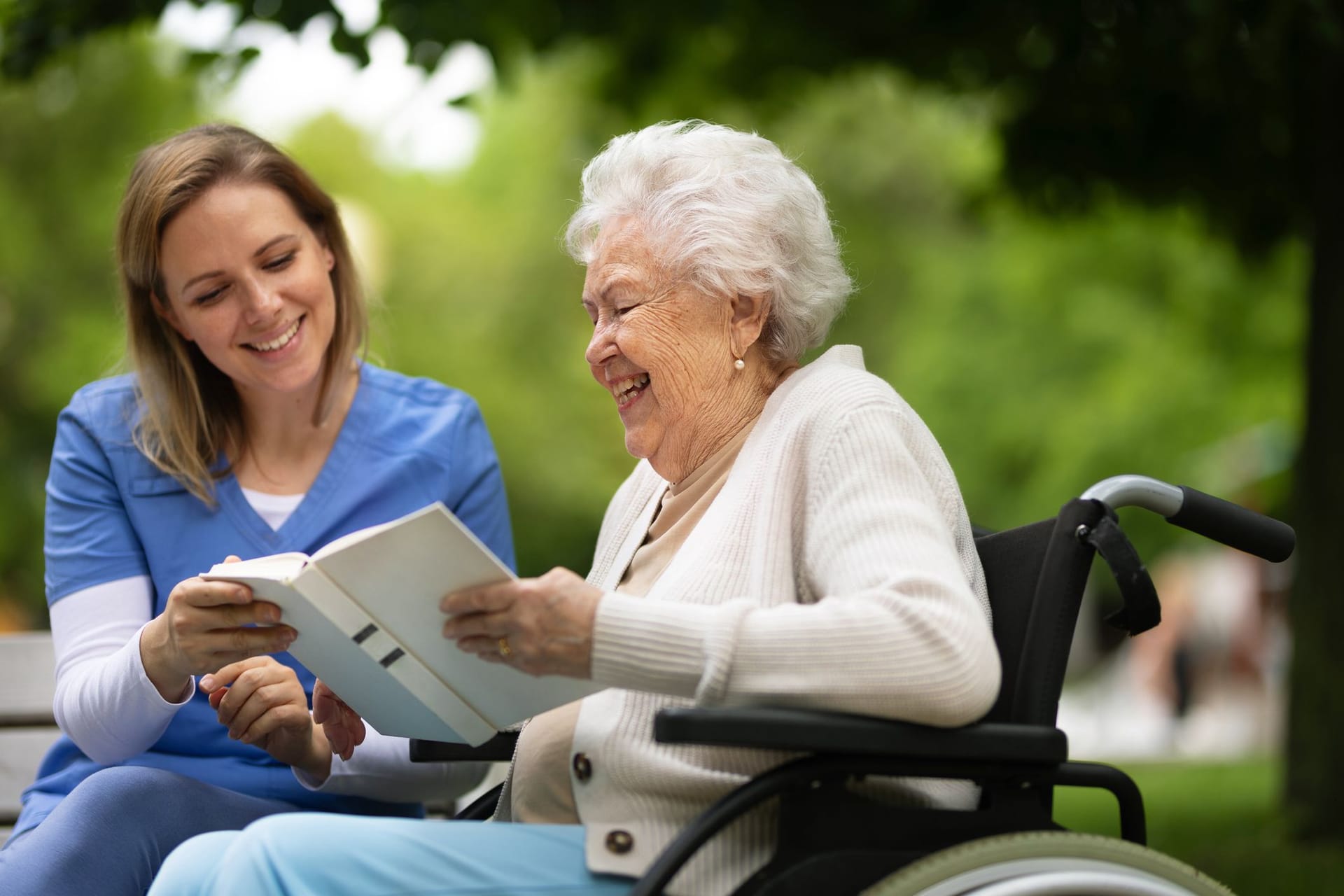 Seniorin im Heim wird von einer Pflegerin betreut