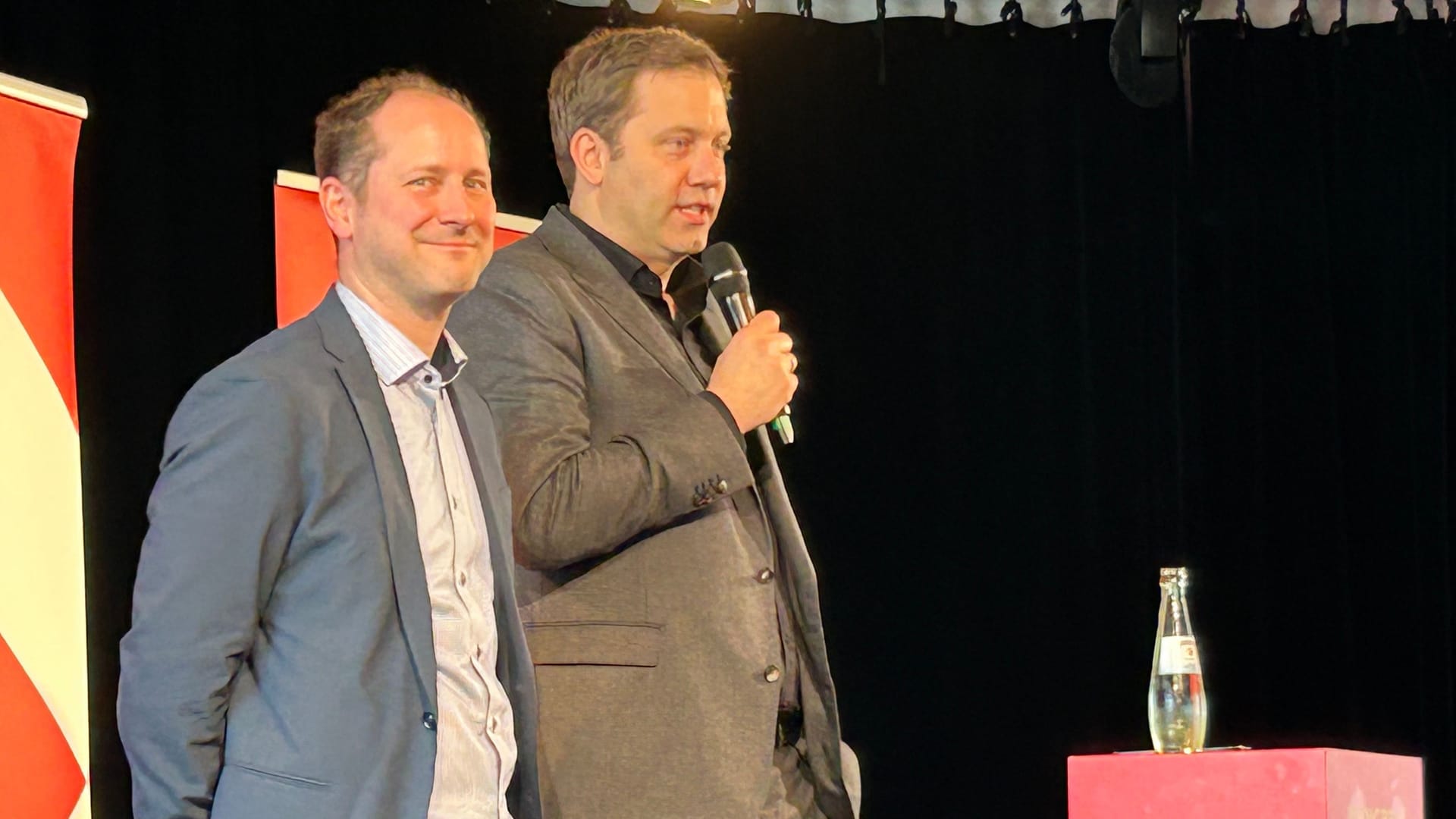 Klingbeil (r.) mit dem SPD-Wahlkreiskandidaten Thomas Vaupel (l.) im Osnabrücker Theater: "Ich will nicht, dass wir uns in die nächste Abhängigkeit von China reinbegeben."