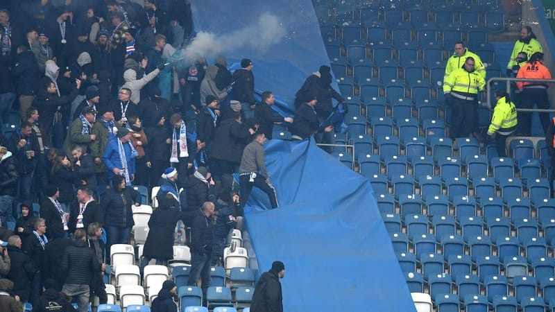 Fußball, 3. Liga, FC Hansa Rostock - SG Dynamo Dresden, 25. Spieltag Ostseestadion Rostock. Ausschreitungen auf den Rängen, Pyros werden in den Dresdner Block geschossen.