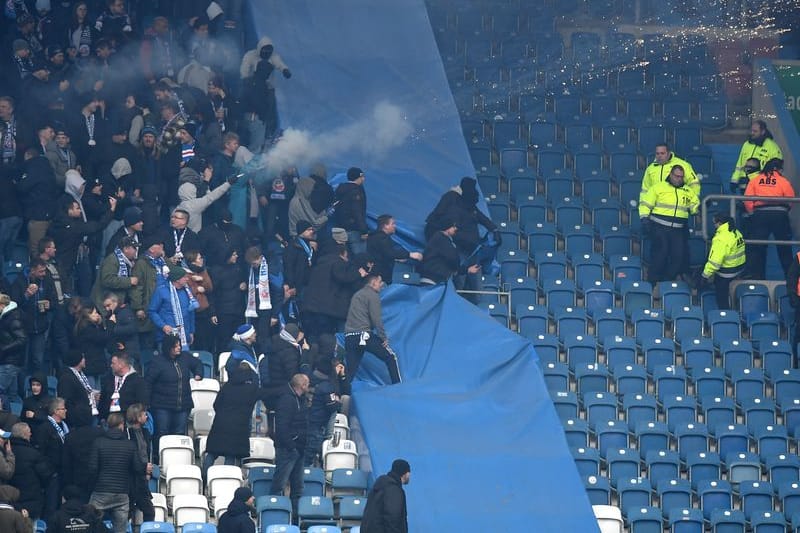 Fußball, 3. Liga, FC Hansa Rostock - SG Dynamo Dresden, 25. Spieltag Ostseestadion Rostock. Ausschreitungen auf den Rängen, Pyros werden in den Dresdner Block geschossen.