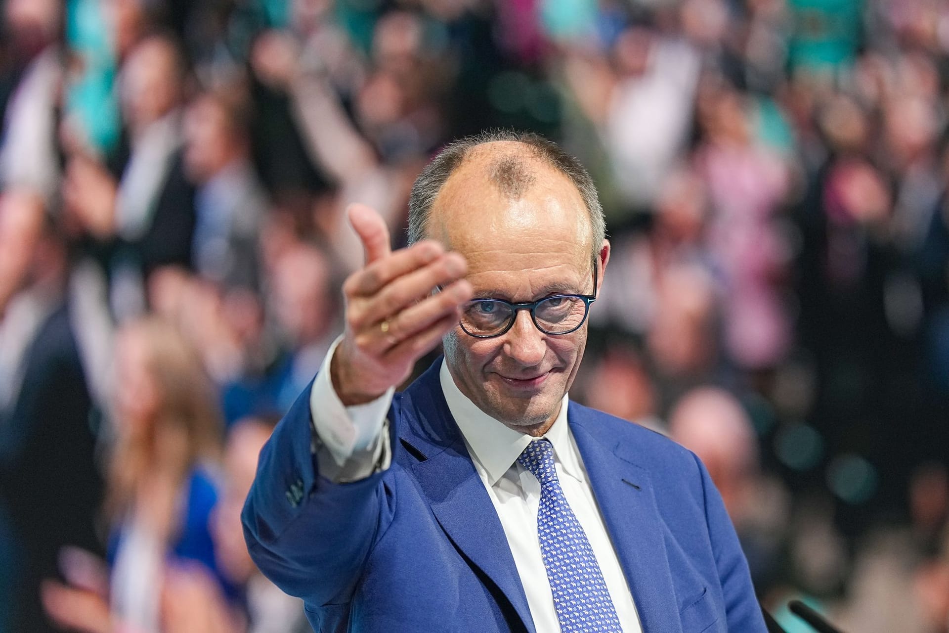 Friedrich Merz, Kanzlerkandidat der Union und CDU-Bundesvorsitzender, winkt ins Publikum nach seiner Rede beim 37. Bundesparteitag der CDU.