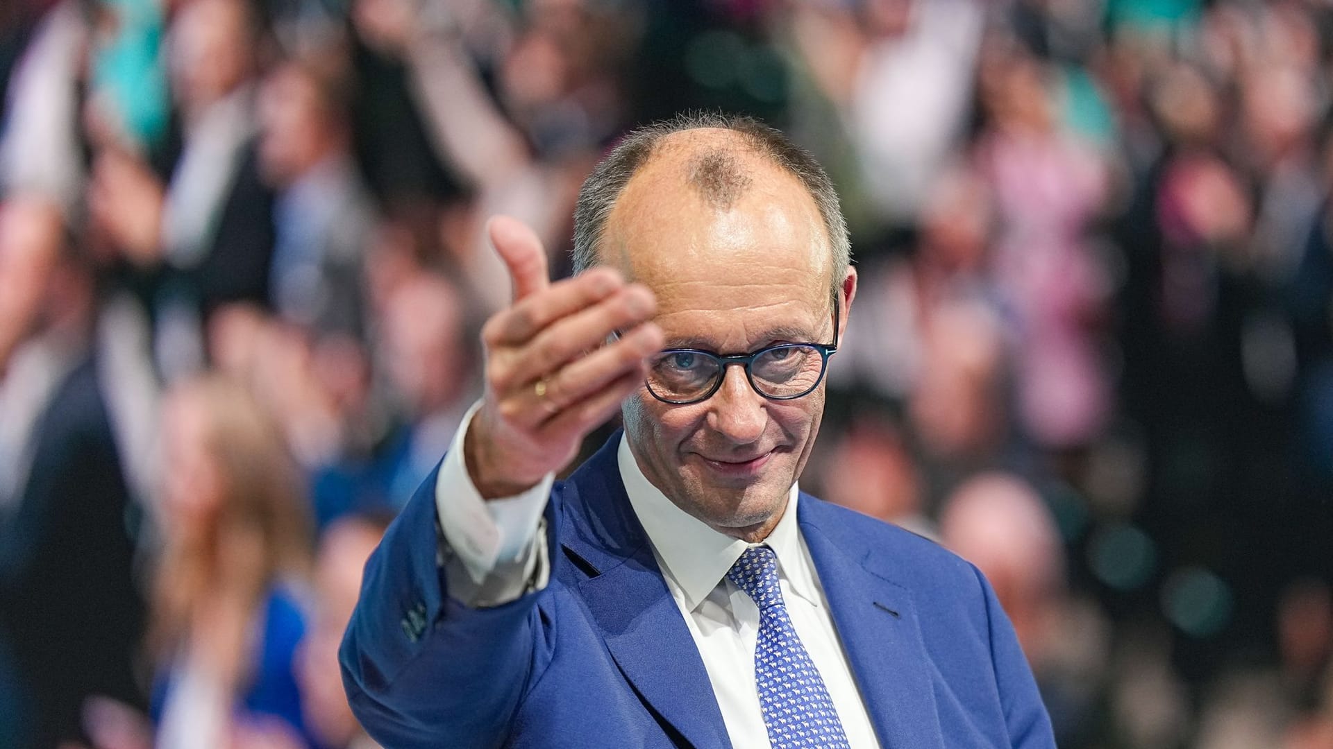 Friedrich Merz, Kanzlerkandidat der Union und CDU-Bundesvorsitzender, winkt ins Publikum nach seiner Rede beim 37. Bundesparteitag der CDU.